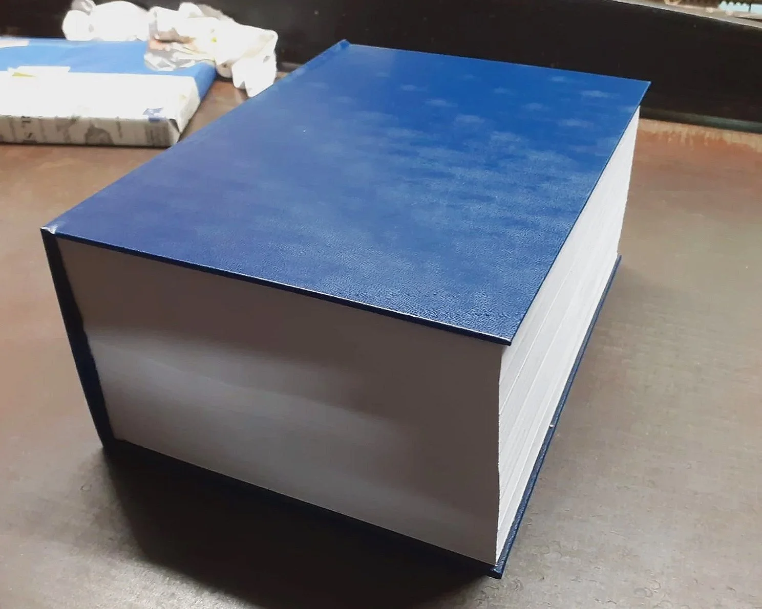 Libro con più di 1000 fogli rilegato con copertina in eco-pelle blu