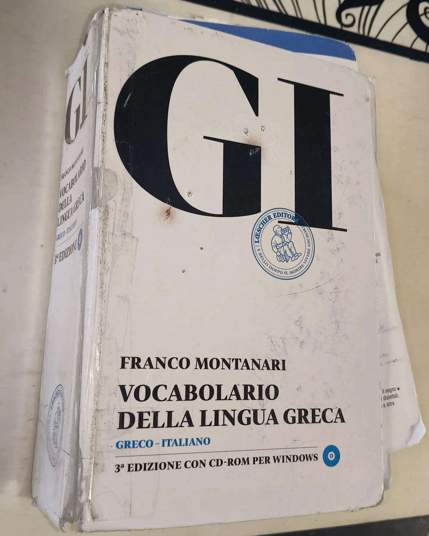 'Vocabolario della Lingua Greca' di Franco Montanari, da restaurare con copertina staccata e segni di usura.