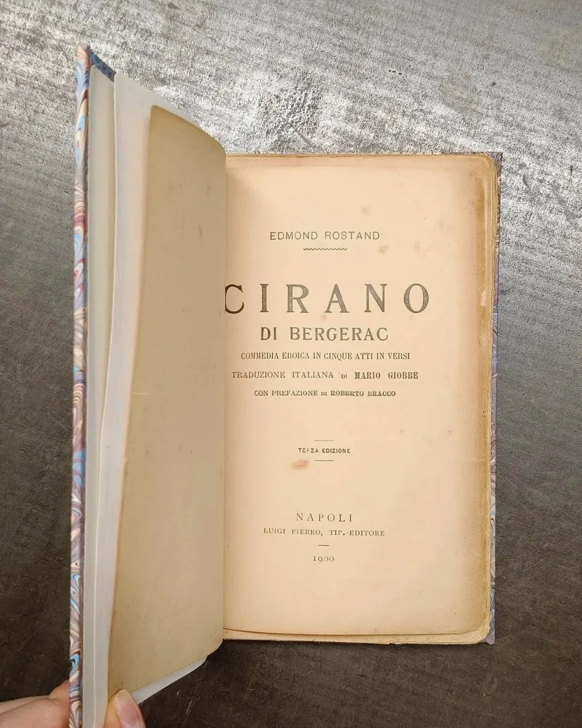 Libro intitolato 'Cirano di Bergerac' di Edmond Rostand, pubblicato nel 1900 restaurato