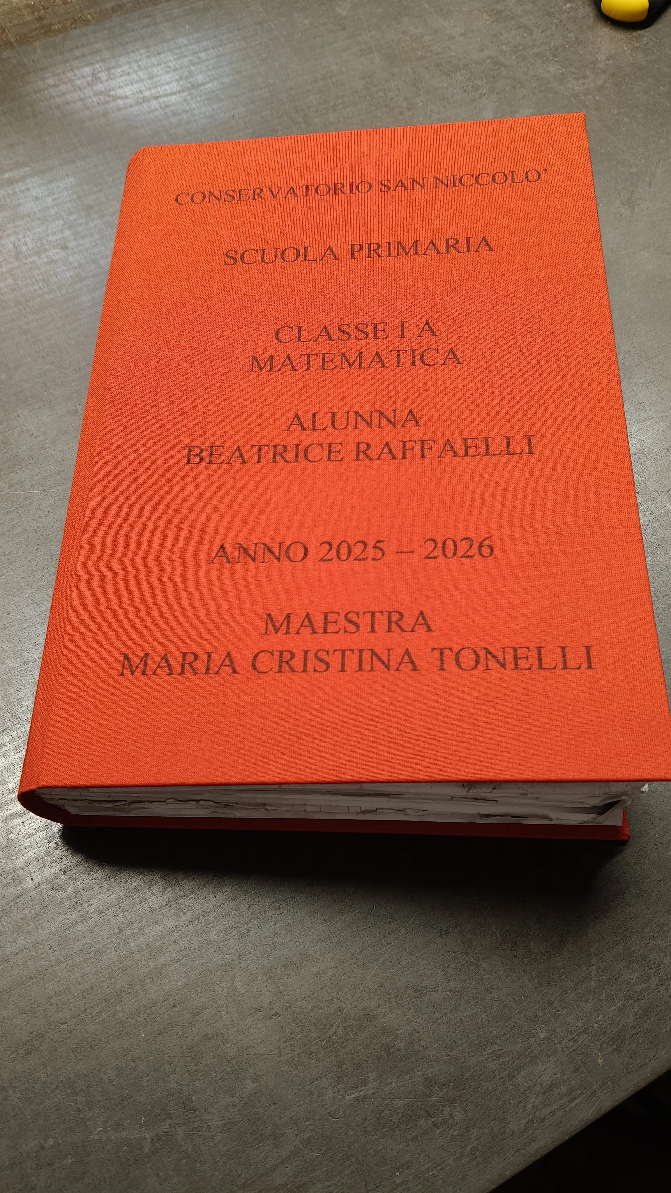 Quaderni delle elementari rilegati a volume con copertina in tela rossa stampata