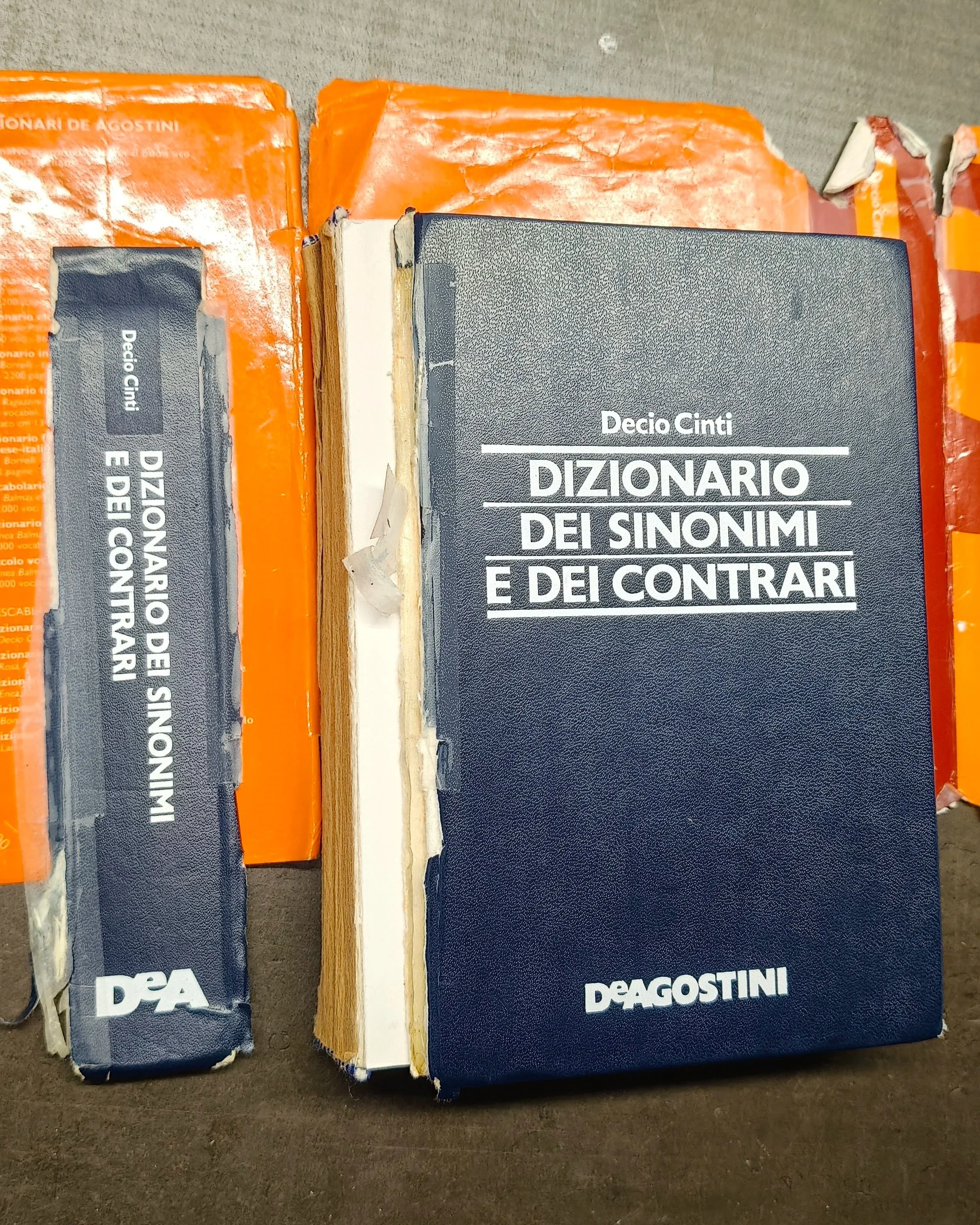  'Dizionario dei Sinonimi e dei Contrari' di Decio Cinti,  'De Agostini', da restaurare con dorso staccato, sovracopertina arancione e copertina in eco-pelle blu con scritta bianca