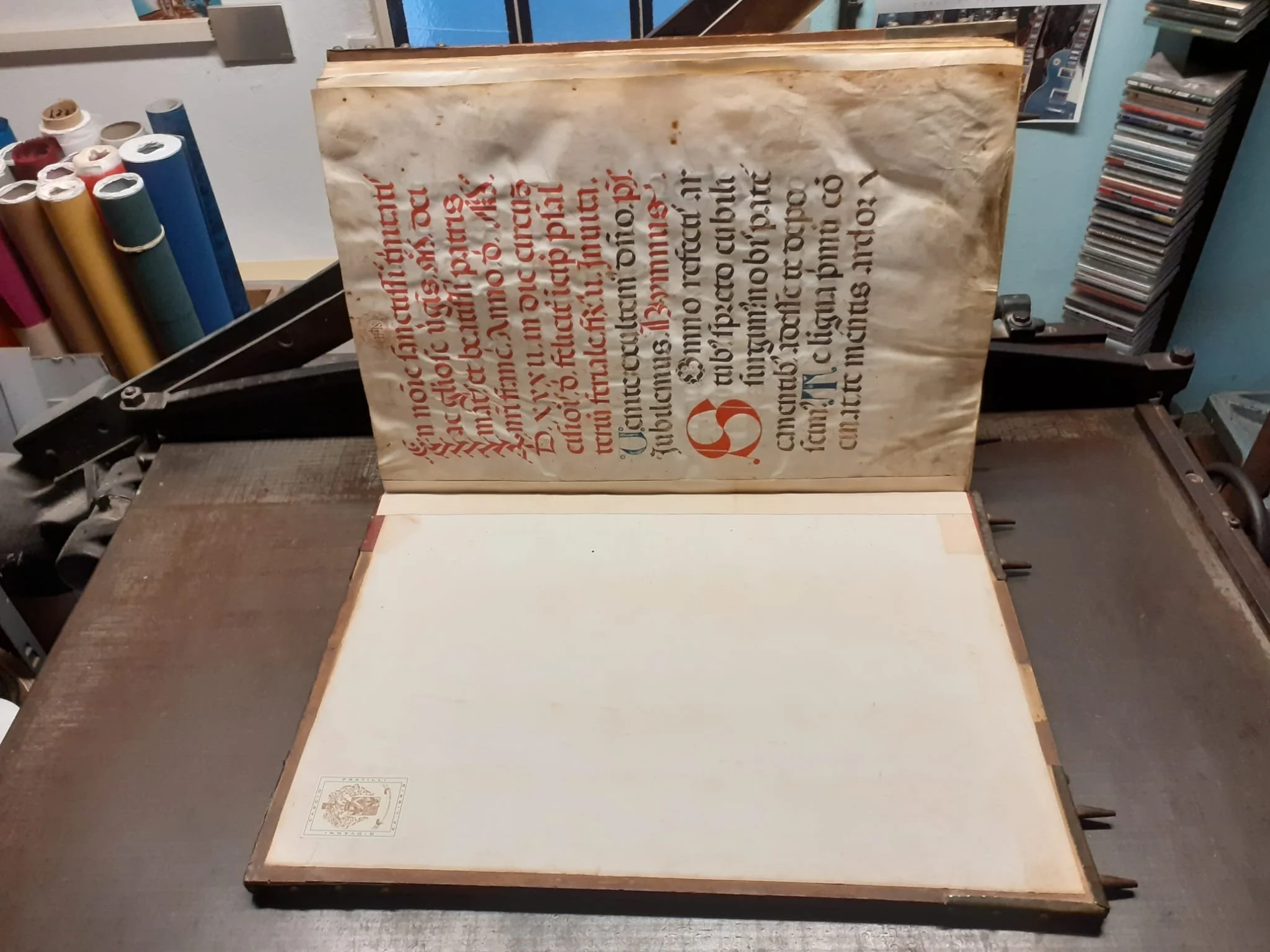 Manoscritto medievale del Quattrocento restaurato e conservato nella copertina originale in legno, con rilegatura tradizionale in spago, fotografato dopo il restauro.
