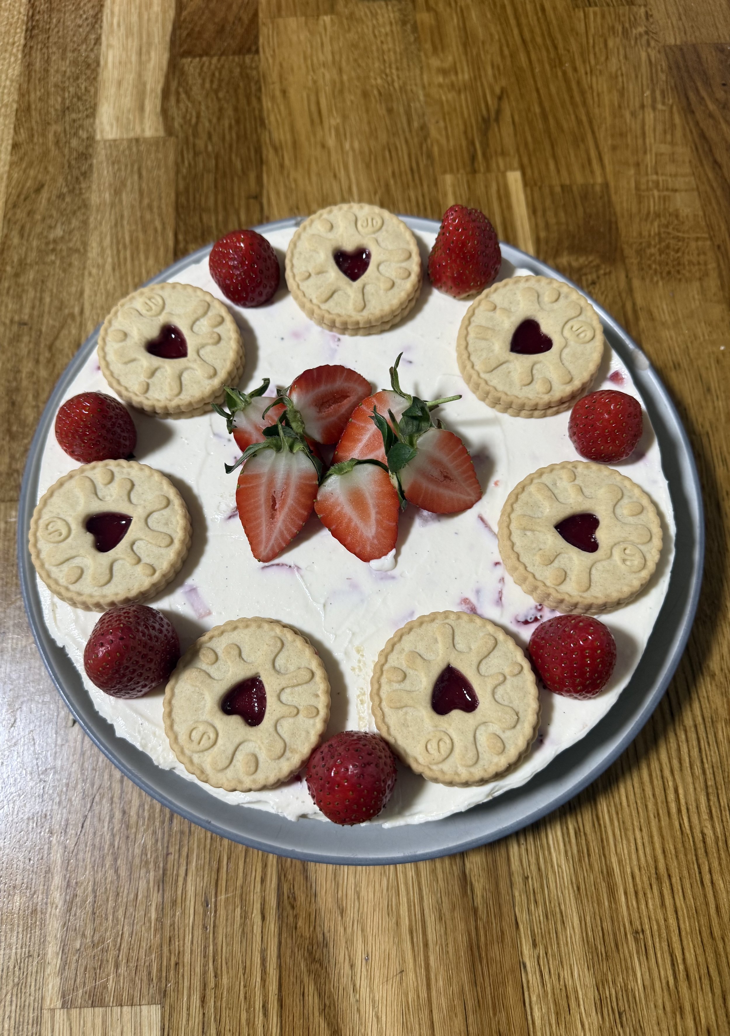 Jammy Dodger Strawberry No-Bake Cheesecake