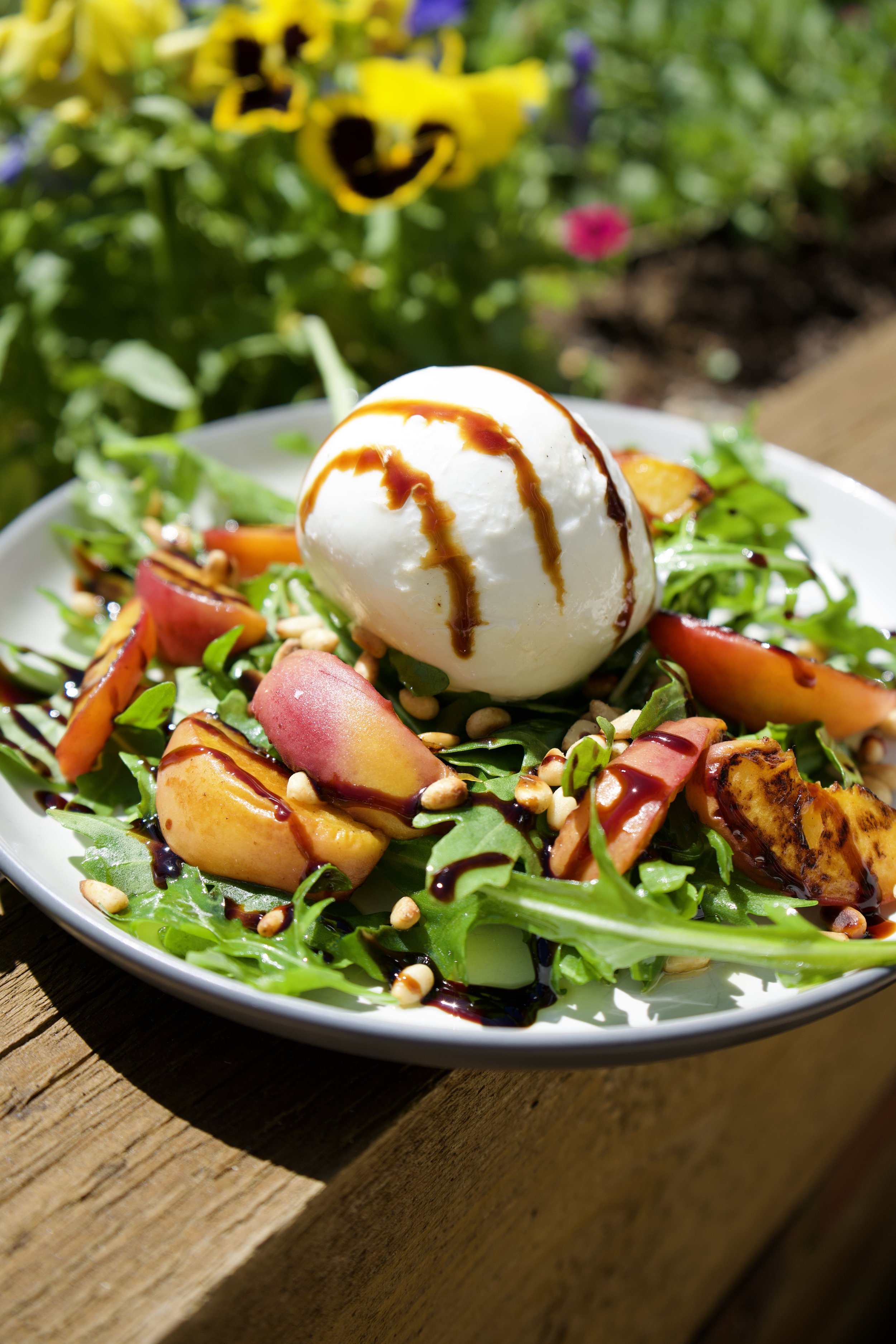 Peach, Burrata &amp; Rocket Salad