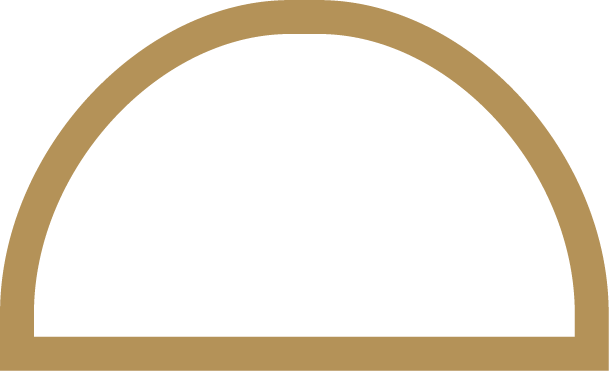 Un semicerchio con bordo dorato e una metà piena di nero, con una linea orizzontale al centro