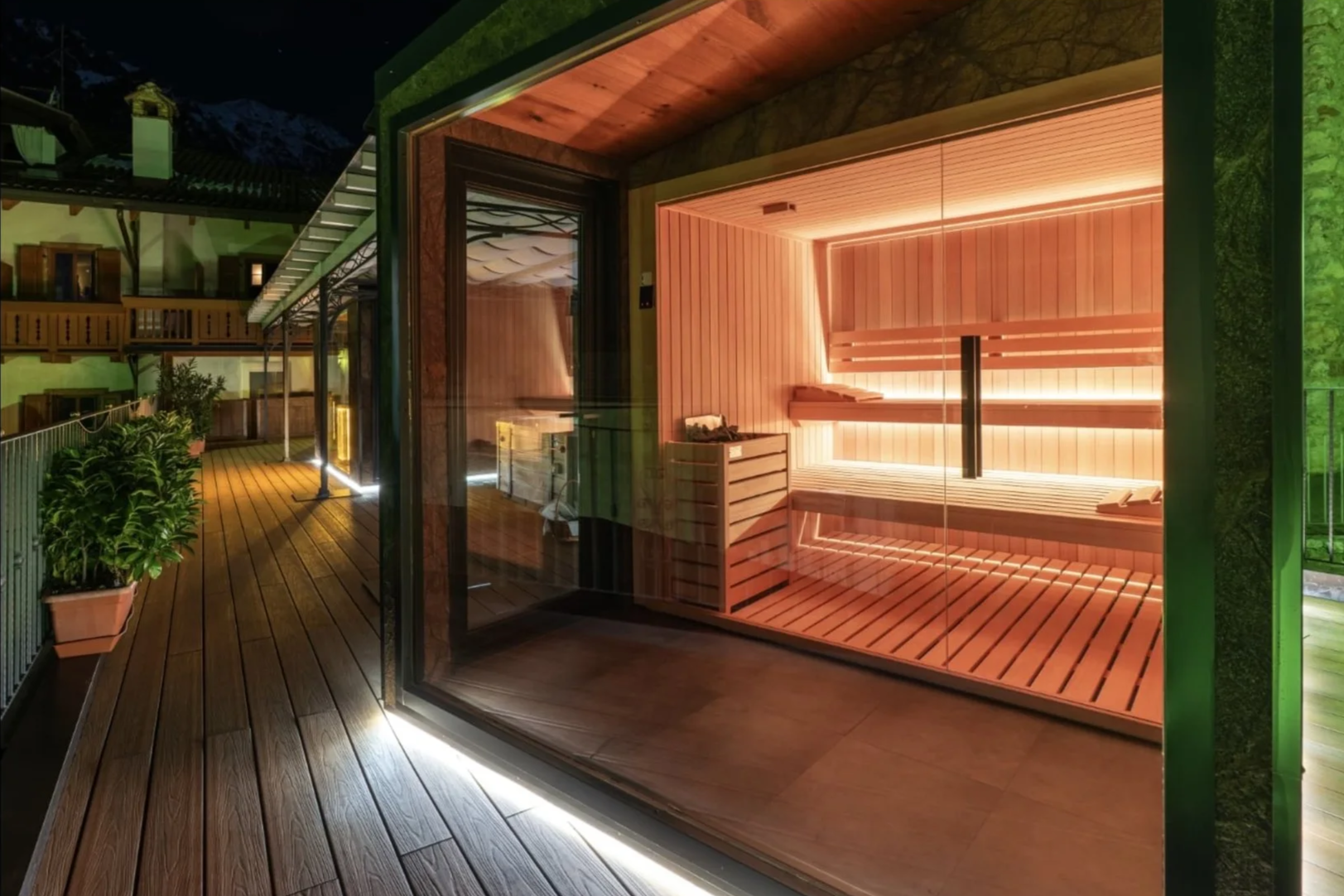 Spa con sauna in legno all'aperto, vista sulla balconata in legno con piante
