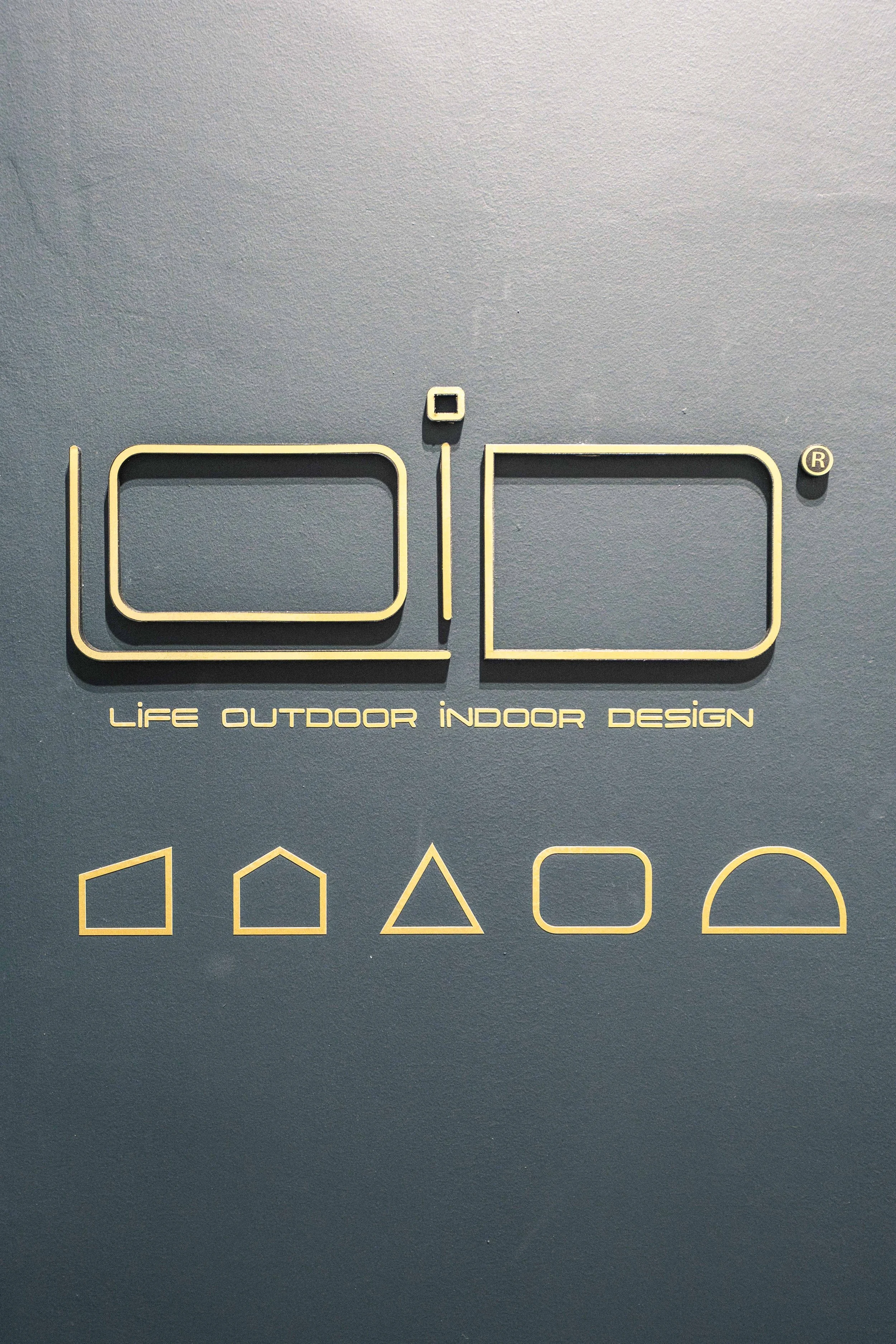 Diagramma con forme geometriche e testo 'Life outside indoor design' in basso.