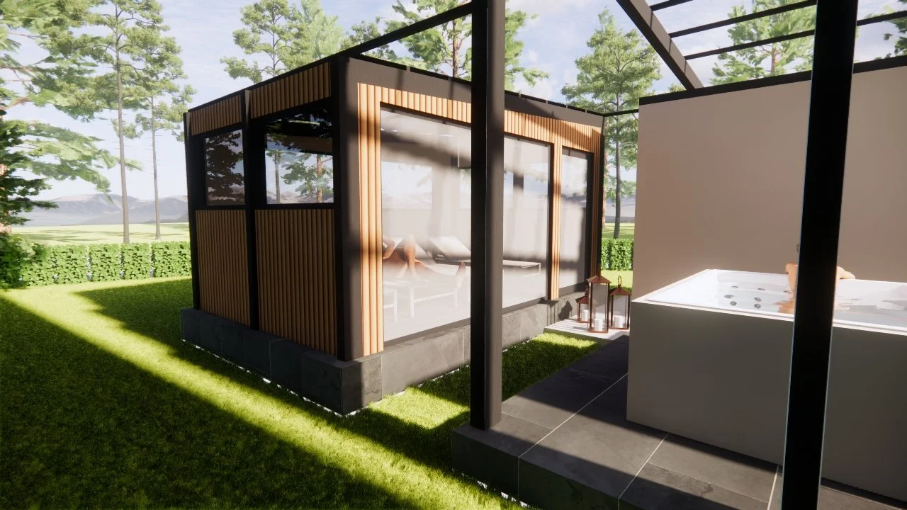 Un'area relax all'aperto con una cabina in vetro con pareti di vetro e rivestimento in legno, e una vasca idromassaggio bianca, circondata da un giardino verde con alberi e un'area ombreggiata.