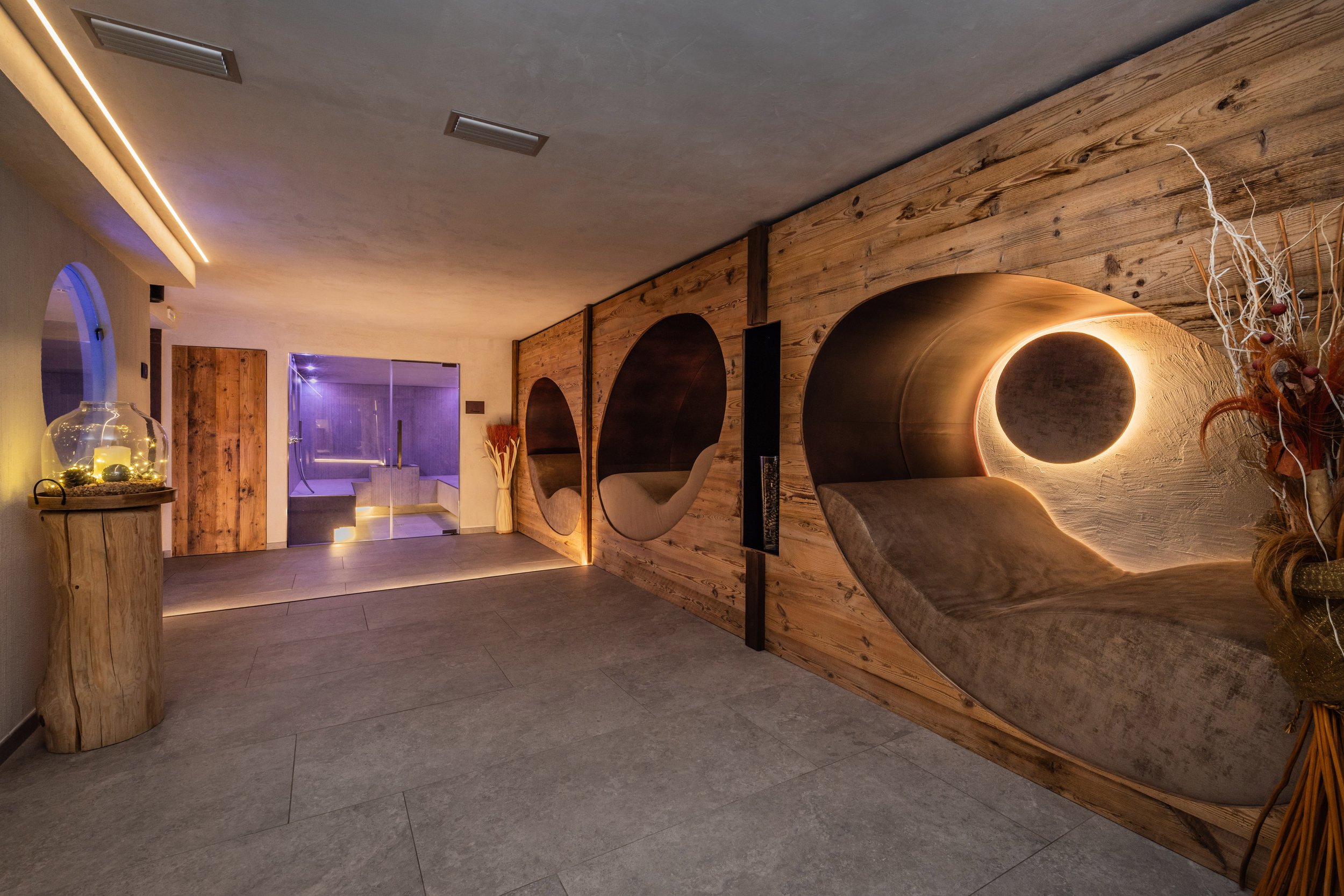 Interno di una stanza con pareti di legno, decorazioni luminose e arredamento moderno.
