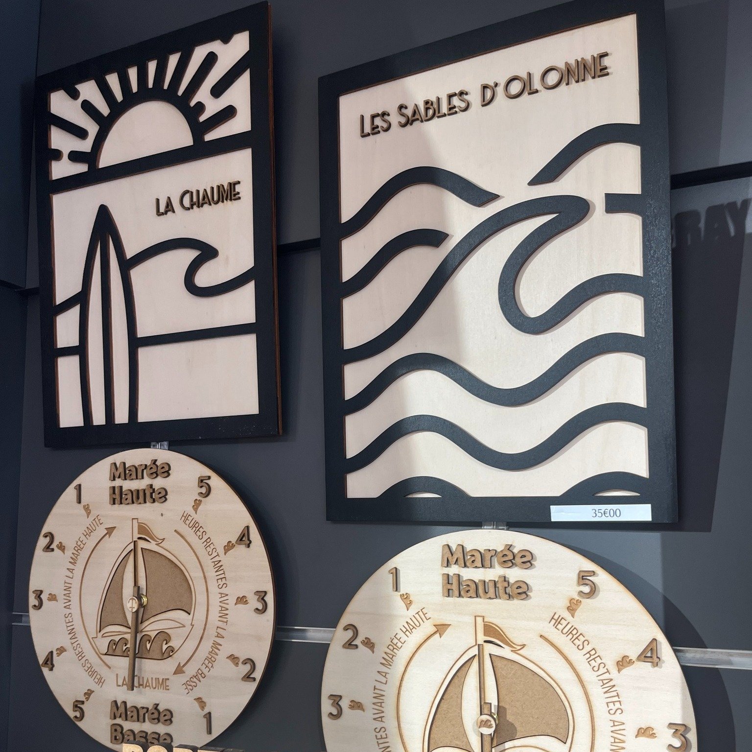 🎁 Et si vous repartiez avec un petit souvenir des Sables-d'Olonne ? 🌊

Avant de reprendre la route, faites une halte &agrave; la boutique ! Vous y trouverez une s&eacute;lection de souvenirs pour prolonger un peu l'esprit des vacances ou faire plai