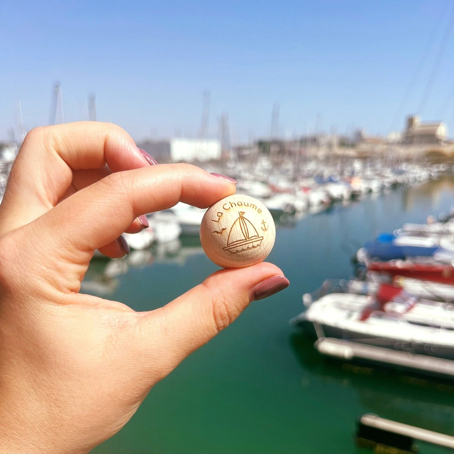 Alors... tu tires ou tu pointes ? 😄

Les parties de p&eacute;tanque font partie des vacances ! Retrouvez &agrave; la boutique nos cochonnets estampill&eacute;s avec des r&eacute;f&eacute;rences locales. 

Un souvenir original qui fera plaisir aux pa