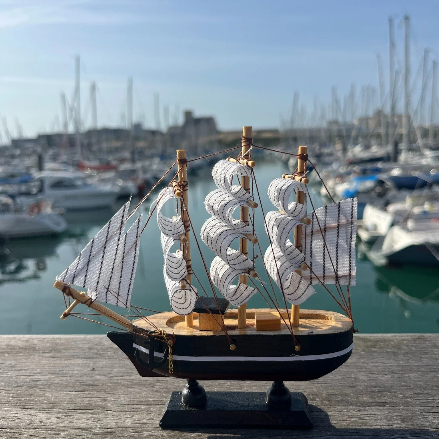 ⛵🎶 Bateau sur l&rsquo;eau&hellip; viens d&eacute;couvrir notre boutique  cadeaux ! 🌊

Et si vous repartiez avec un petit bout des Sables-d&rsquo;Olonne ? 💙
Souvenirs, petits cadeaux et jolies trouvailles vous attendent &agrave; L&rsquo;&Eacute;cum