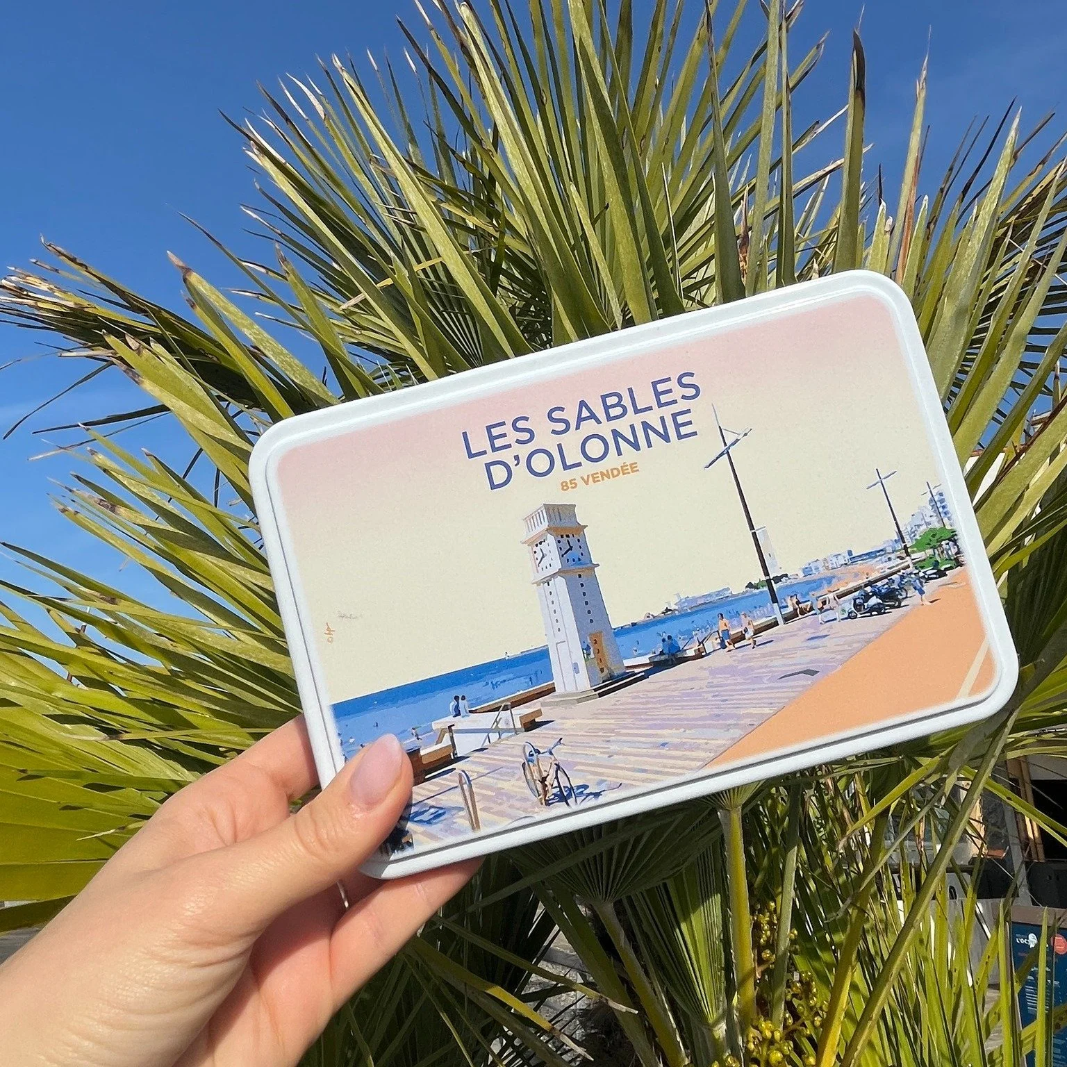 Parce que les vacances ne devraient jamais vraiment finir, retrouvez &agrave; L&rsquo;&Eacute;cume une s&eacute;lection de souvenirs des Sables-d&rsquo;Olonne &agrave; rapporter avec vous. 💙 🌊

De quoi penser &agrave; Port Olona toute l&rsquo;ann&e