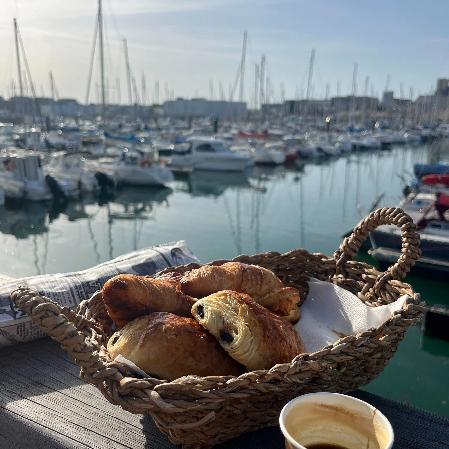 ☕🥐 Dernier petit-d&eacute;jeuner avant la folie de la rentr&eacute;e ! 📚⏰

Profitez encore d&rsquo;un caf&eacute;, d&rsquo;une viennoiserie et d&rsquo;un moment face &agrave; Port Olona avant de reprendre le rythme. 🌊☀️

Un dernier instant de douc