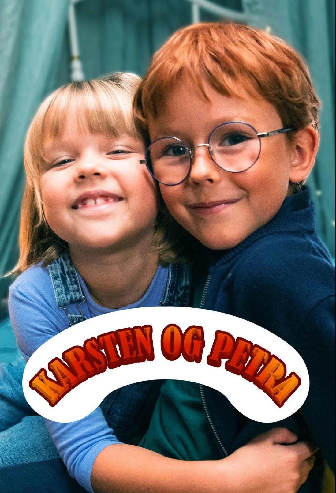 Two children, a girl with blonde hair and a boy with red hair and glasses, smiling and hugging in front of a green backdrop, with text 'KARSTEN OG PETRA' in bold orange and red letters.