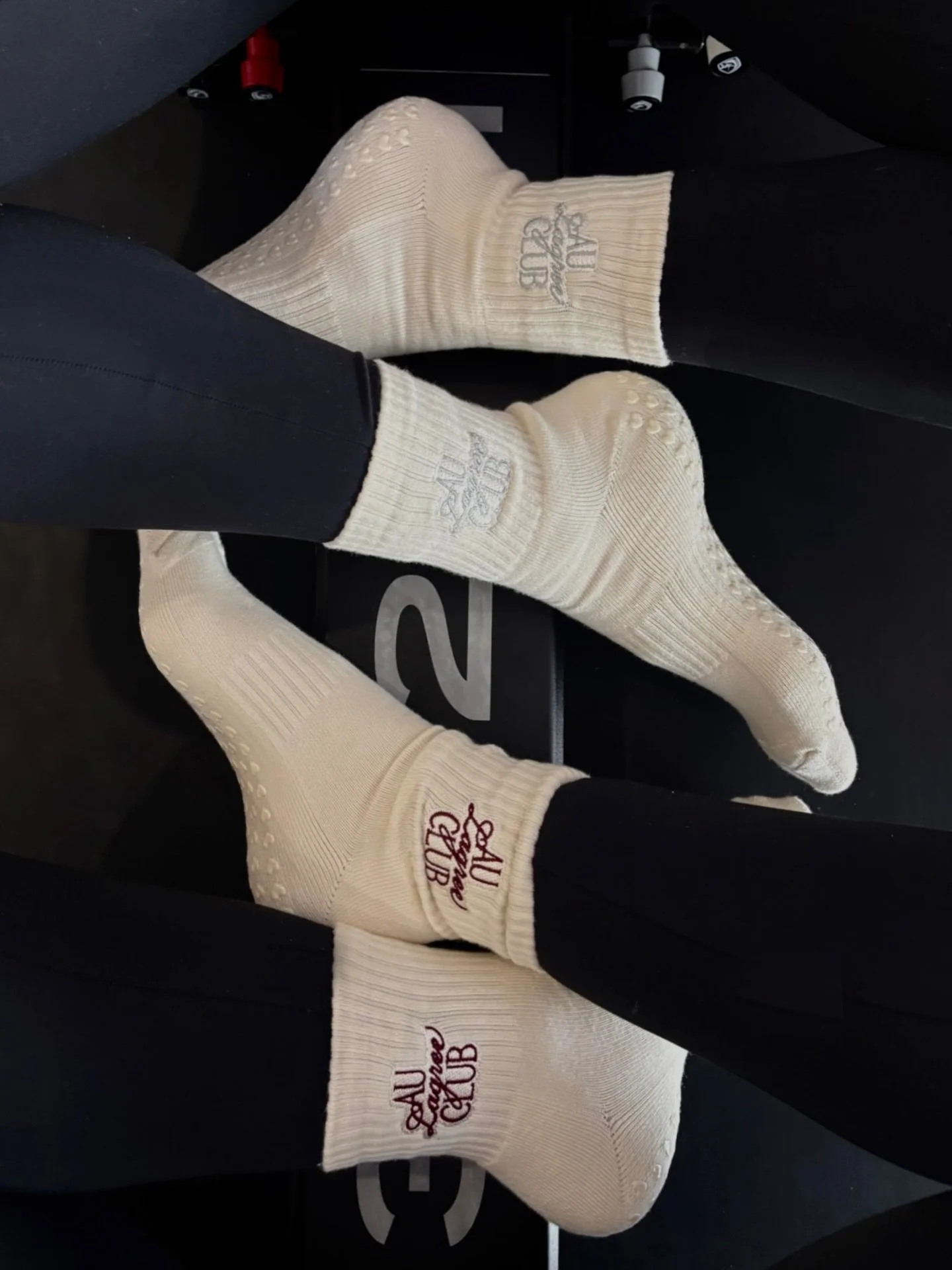 Nos chaussettes font leur retour au studio, et on ne va pas vous mentir&hellip; on les adore d&eacute;j&agrave; ♡
Confortables, &eacute;l&eacute;gantes et pens&eacute;es pour vous accompagner dans chaque s&eacute;ance, elles sont disponibles d&egrave