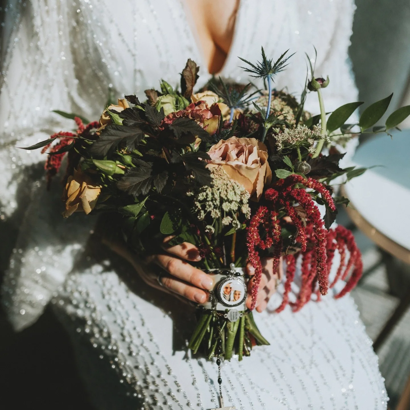 Talk about a moody ceremony 🙌🏼 
&bull;
Photography | @shotsbycheyenne 
&bull;
&bull;
&bull;
#florist #flowers #bouquet #wedding #flower flowershop flowerstagram flowerarrangement flowersofinstagram love weddingflowers freshflowers flowerbouquet han