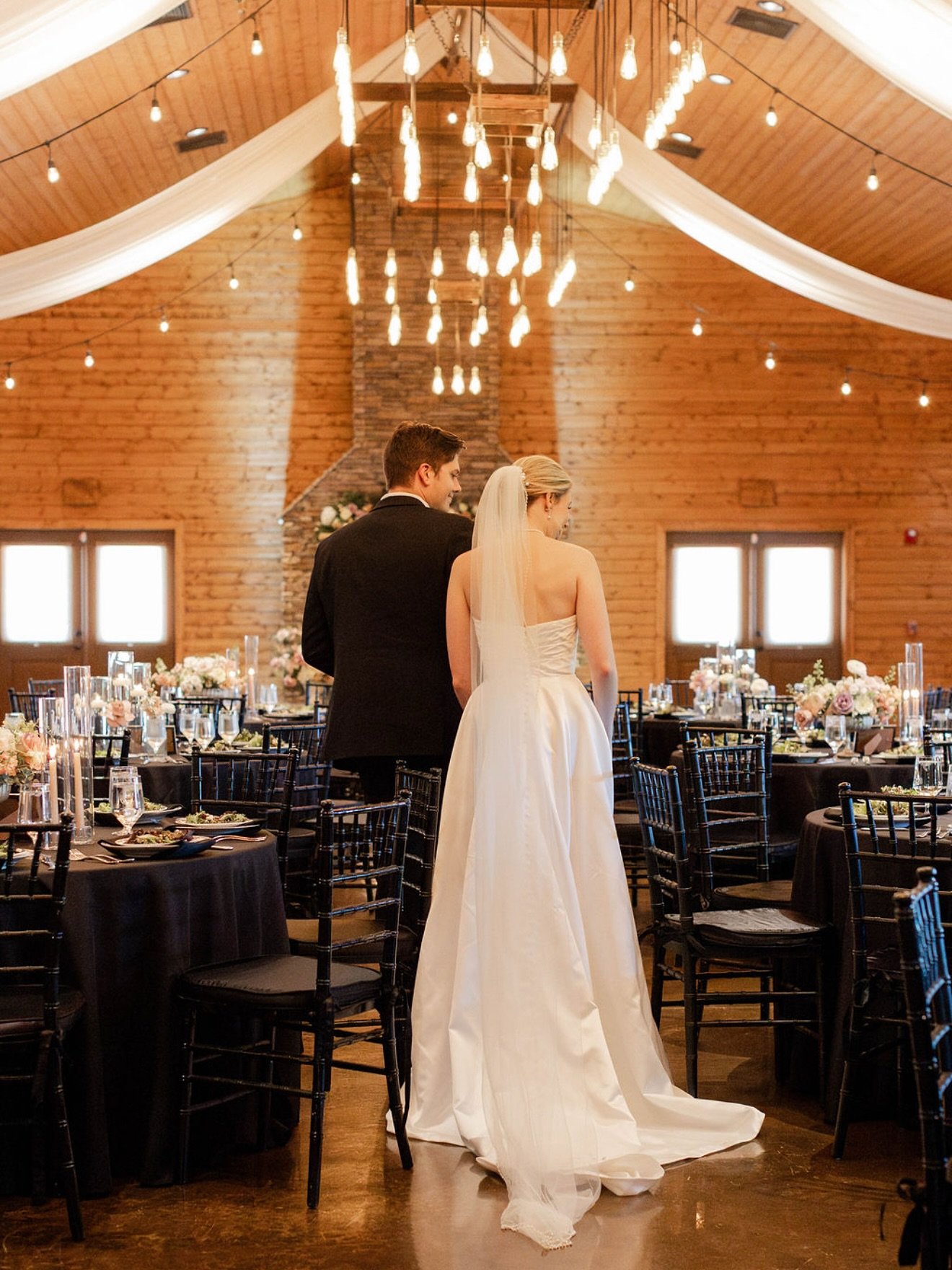 We live for a good room reveal 👏🏻
The smiles, the joyful tears, it&rsquo;s all worth every second. 
&bull;
Venue | @tuckersgapeventcenter 
Photography | @honeyandheartstudios 
&bull;
&bull;
&bull;
#florist #flowers #bouquet #wedding #flower #flower