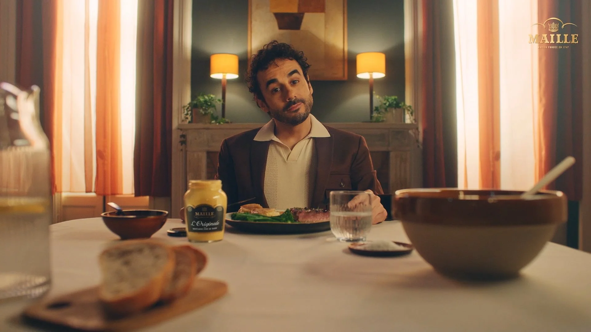       
  
      La revolución     El mercado está lleno de marcas con la etiqueta “Gourmet”, pero no todo lo que reluce es “Gourmet”. Para revolucionar tus platos presentamos el nuevo spot de Maille servido en bandeja elegido como el mejor del mes. B