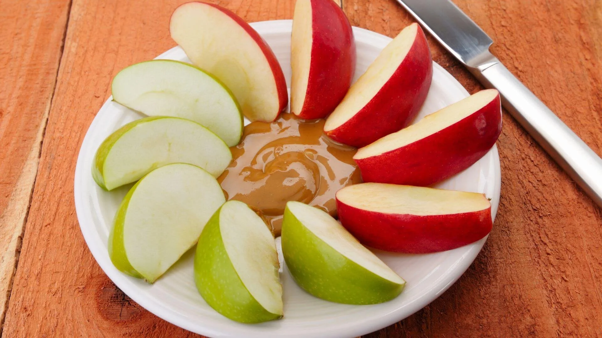 apple slices with peanut butter as a tasty low calorie snack