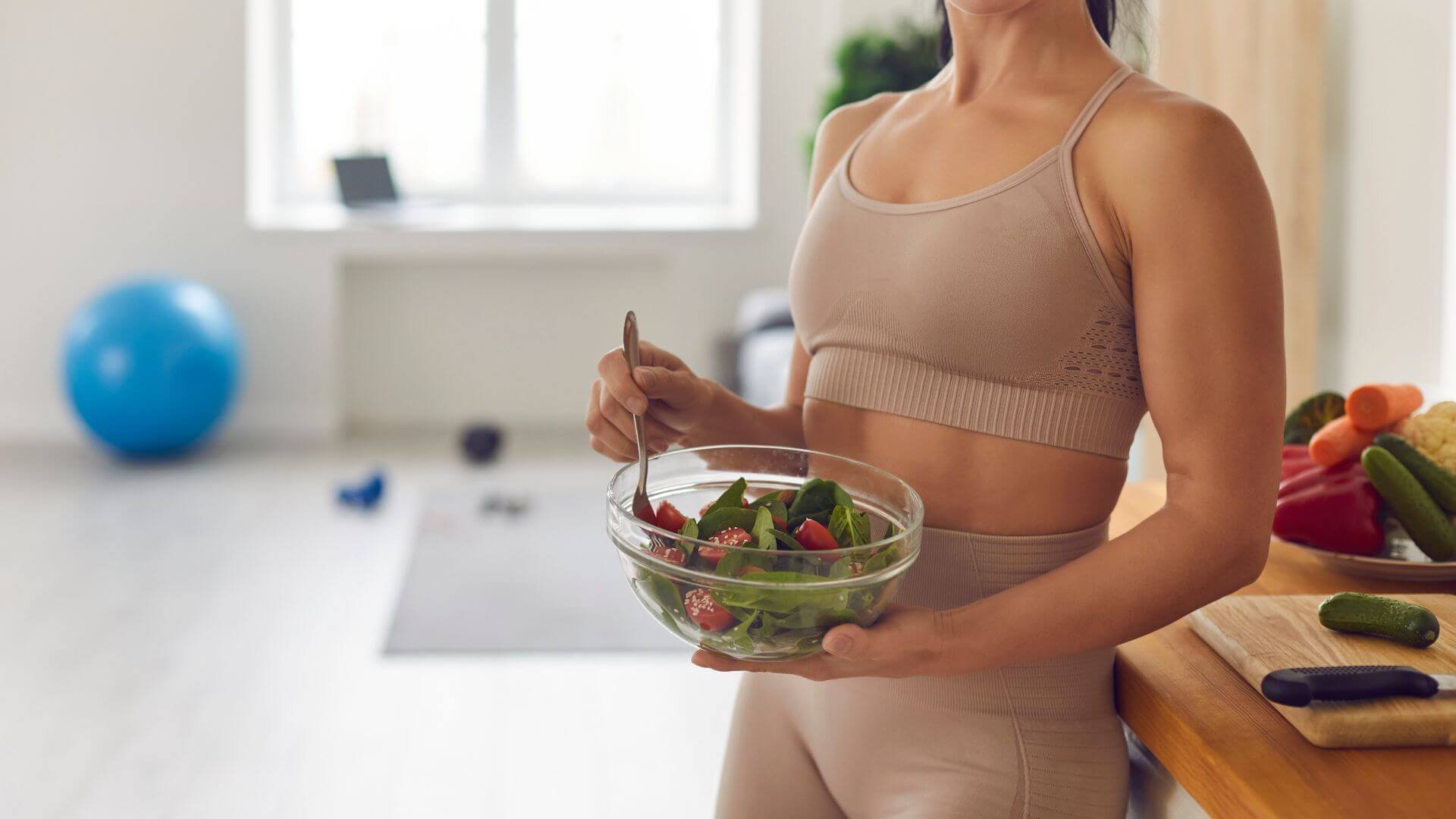 woman eating healthy to make abs