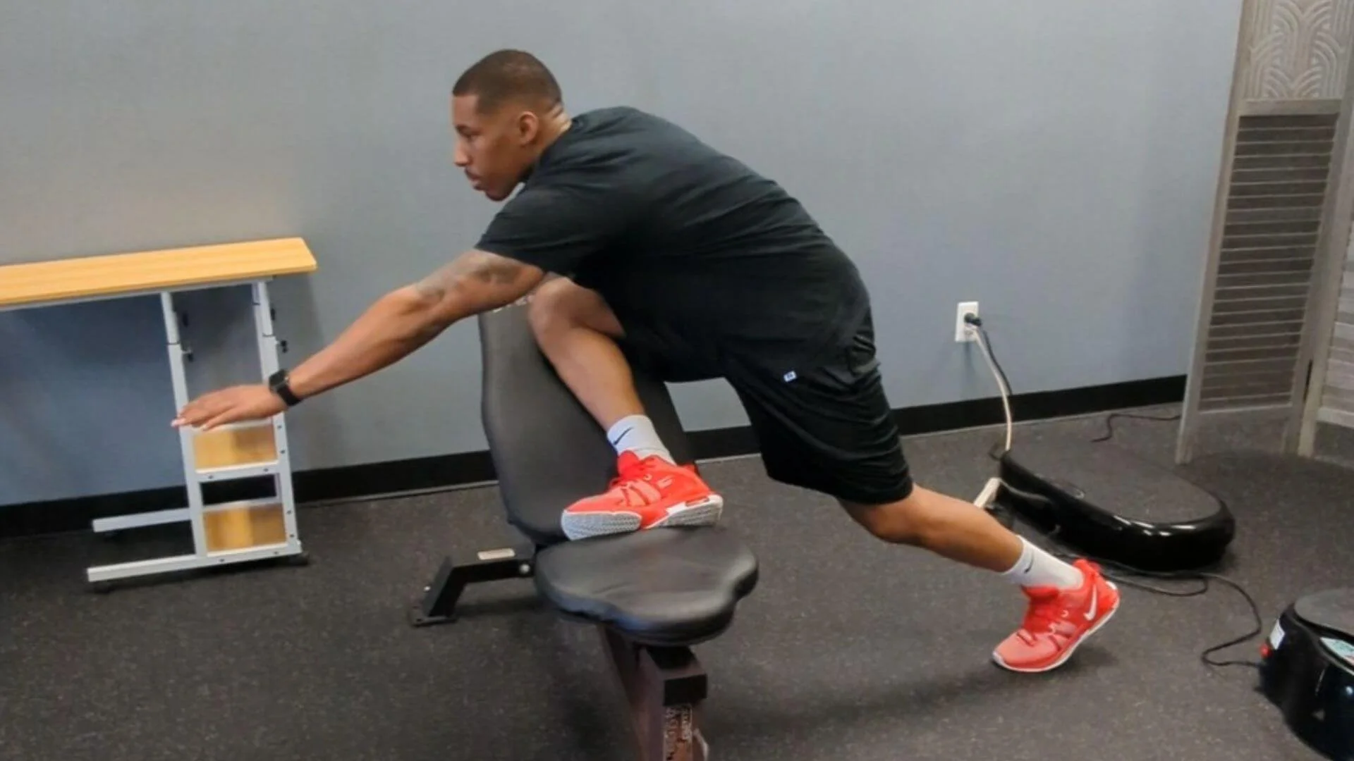 personal trainer in troy michigan showing how to do an exercise for a beginner