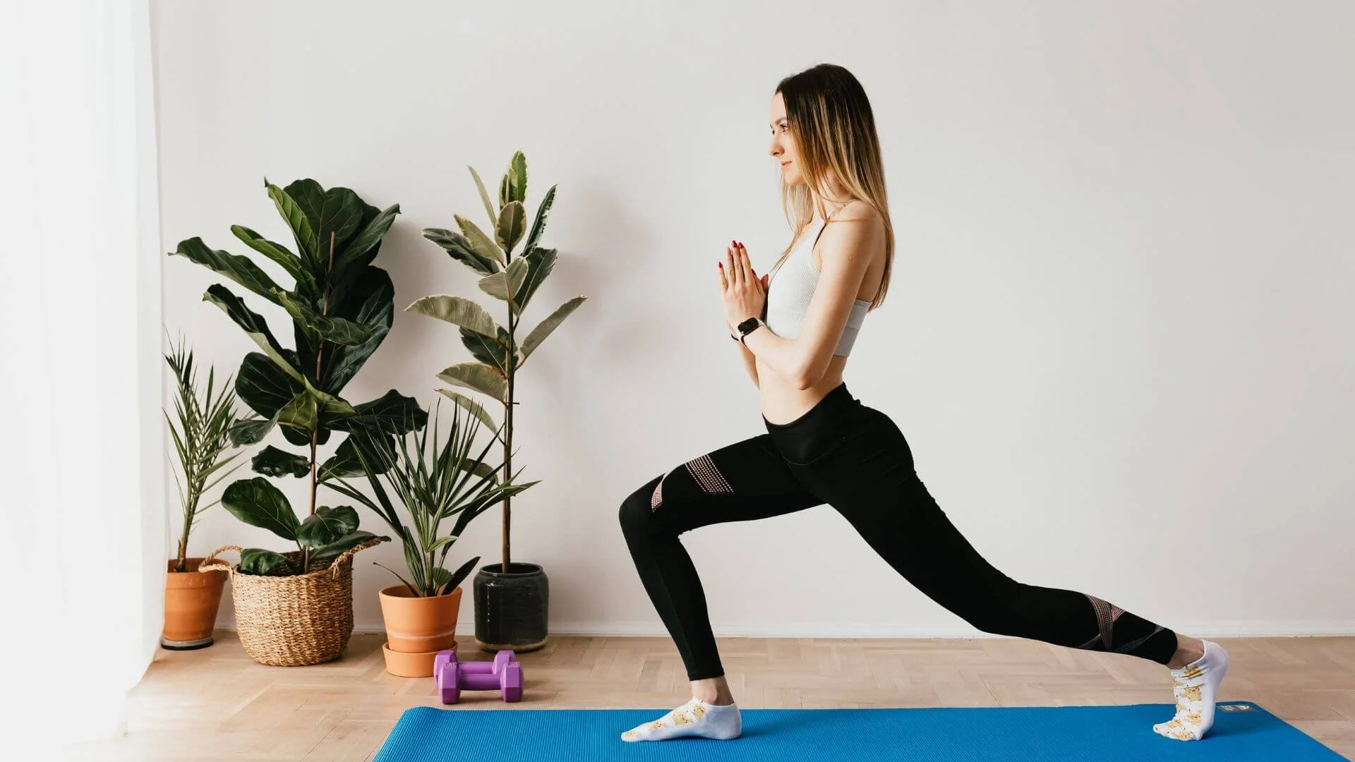 woman doing a reverse lunge