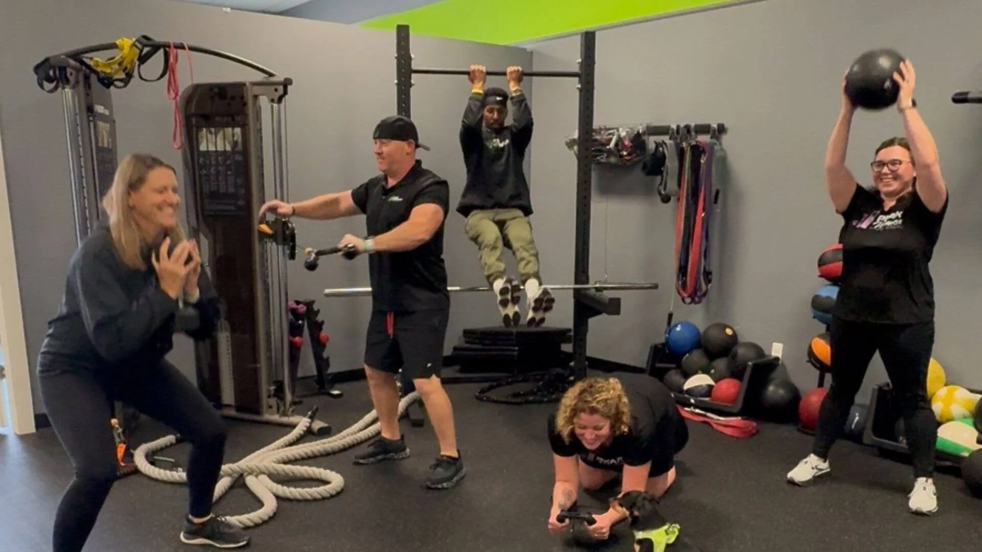 the personal trainers in troy michigan exercising together