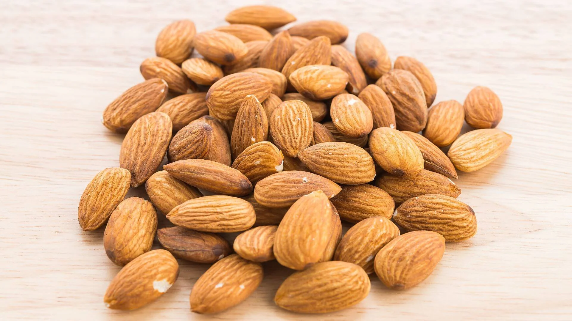 almonds as a tasty low calorie snack