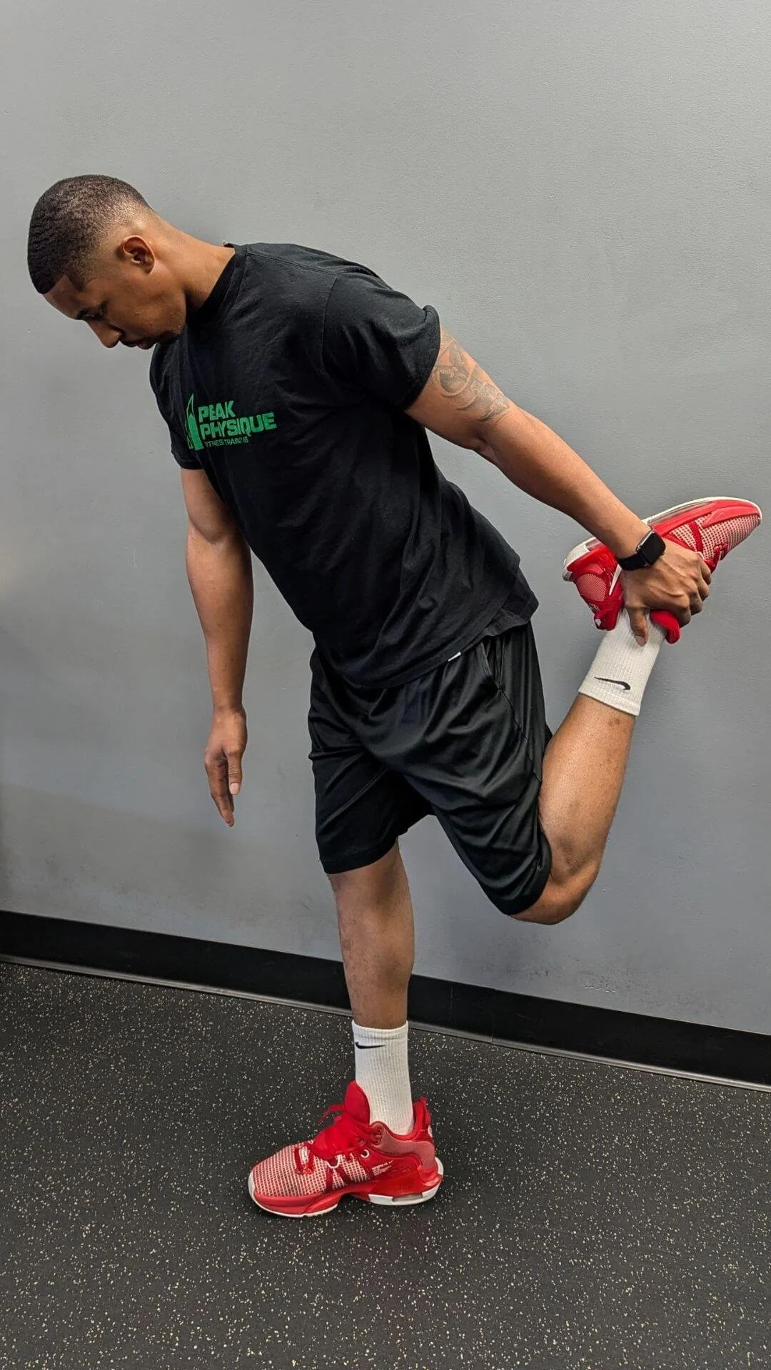 personal trainer in troy michigan showing how to do a Quad Stretch For Runners
