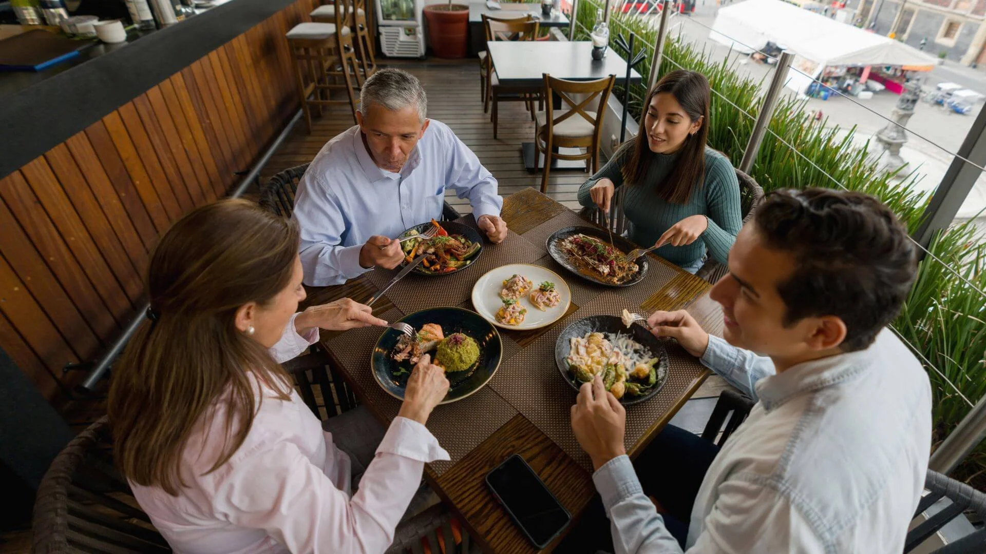 people out eating healthy at a restaurant together