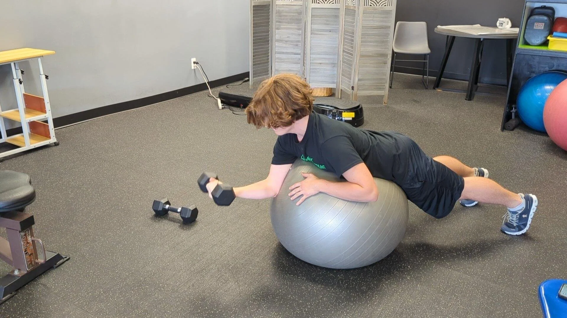 personal trainer in troy michigan showing how to do an exercise