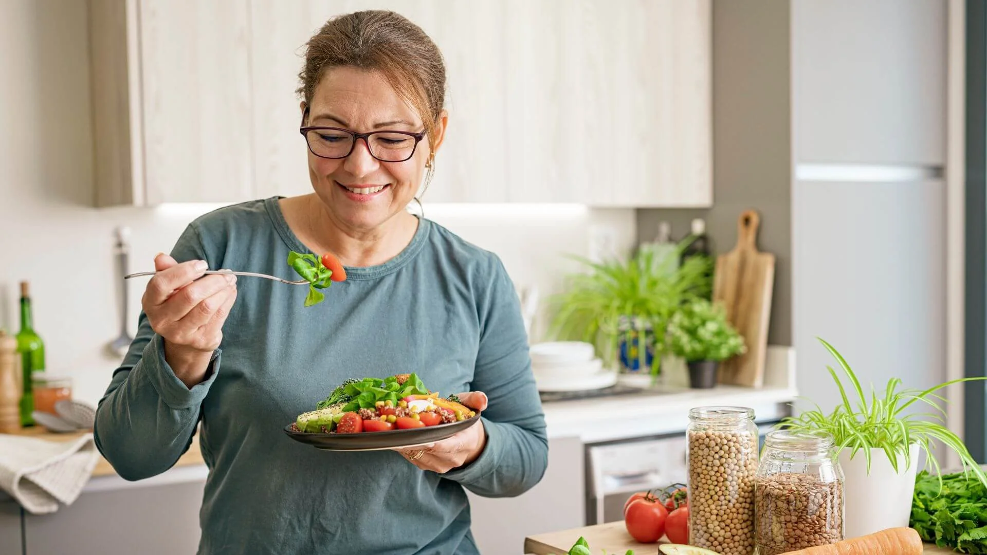 woman eating a healthy meal to keep her full for longer