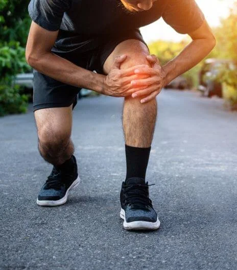 person hurt from knee pain
