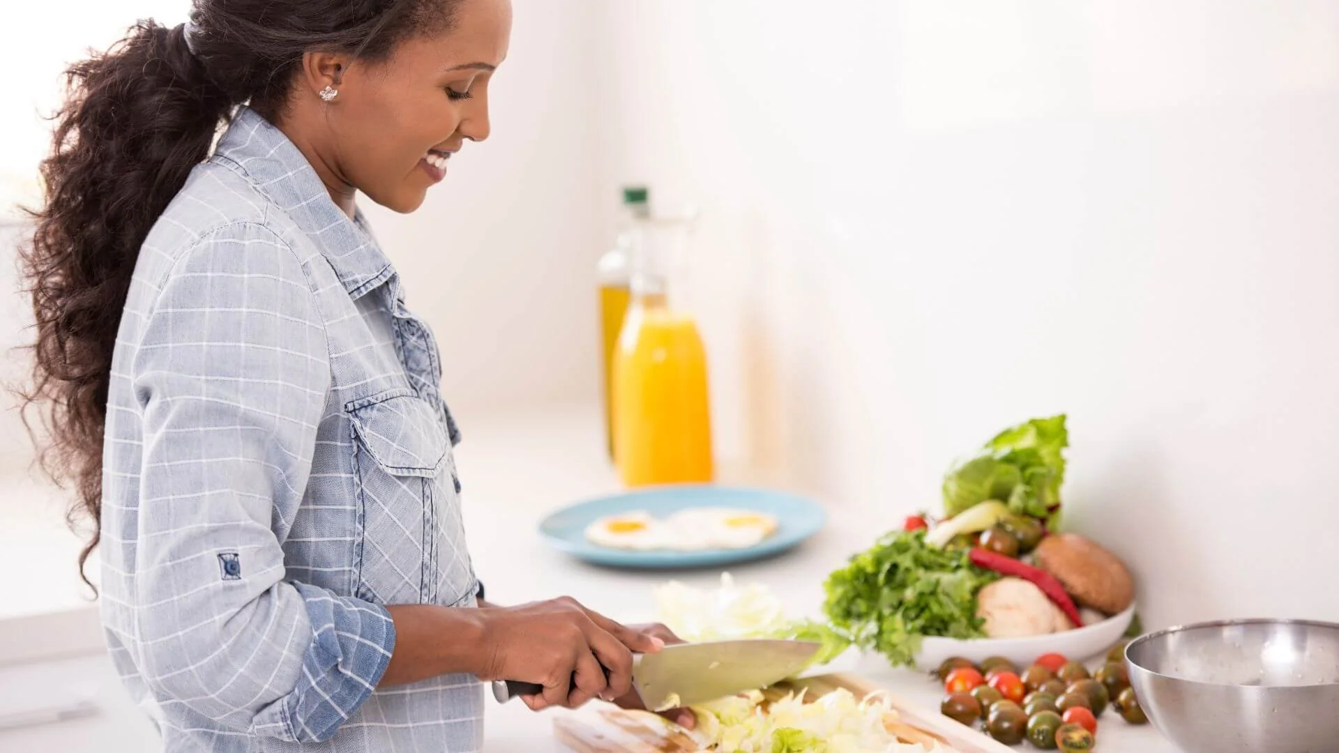 woman chopping her food to eat healthy