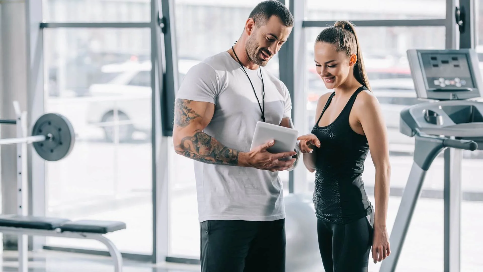 personal trainer working with a new client