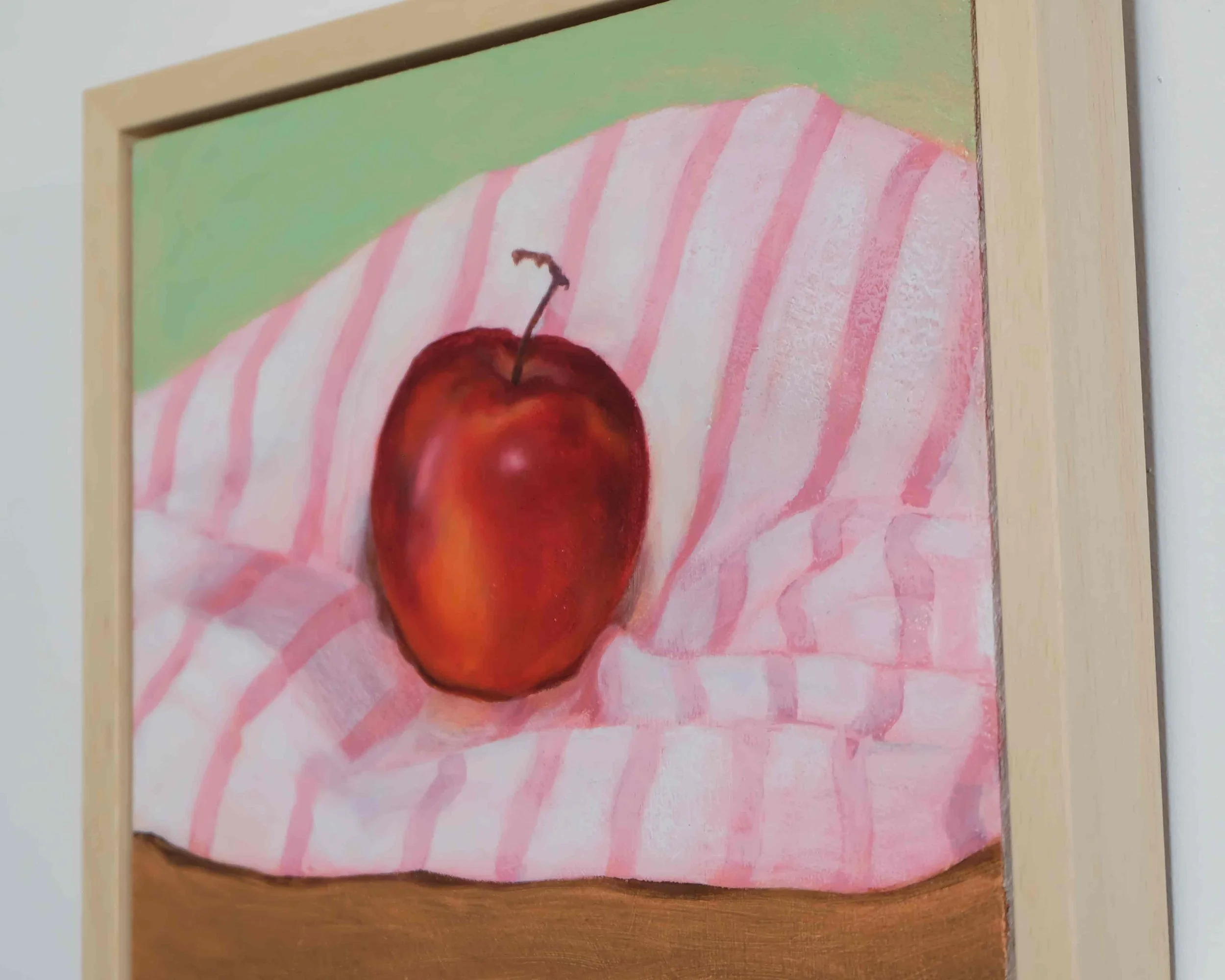 Red-apple-pink-stripes-angle_web.jpg