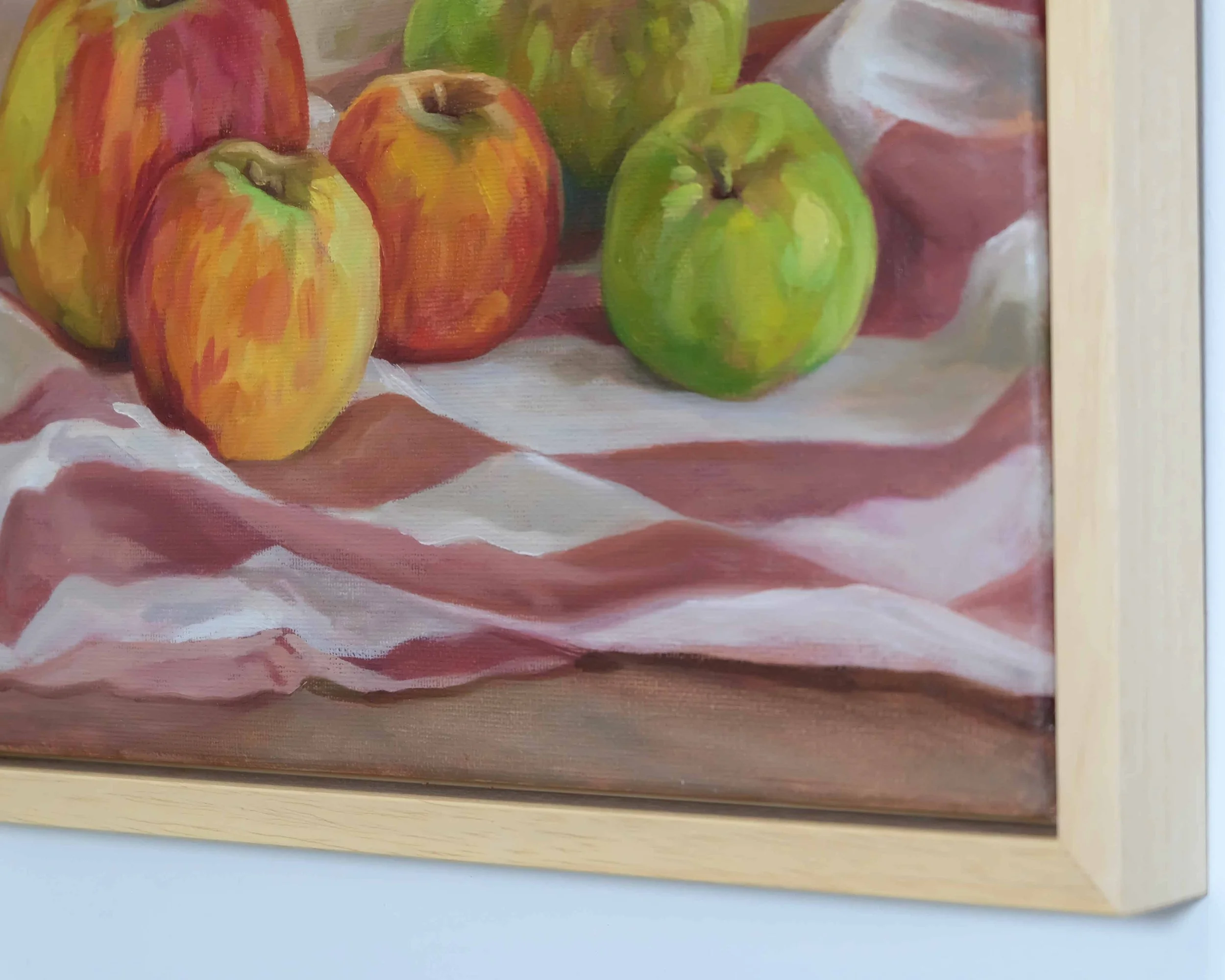 Apples-on-dark-stripes_close-up-web.jpg