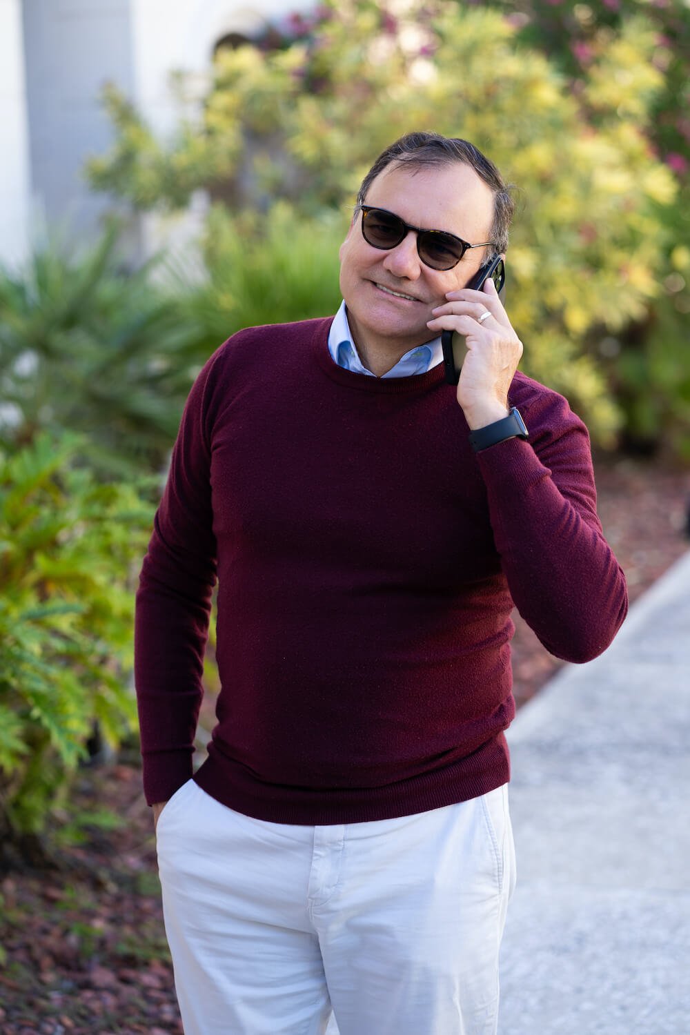 Dr. Daniel Reyes offering a free consultation for online therapy in Florida.