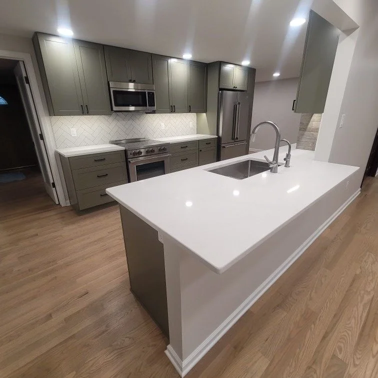 Modern kitchen island with undermount sink and white quartz countertop – Tampa kitchen update