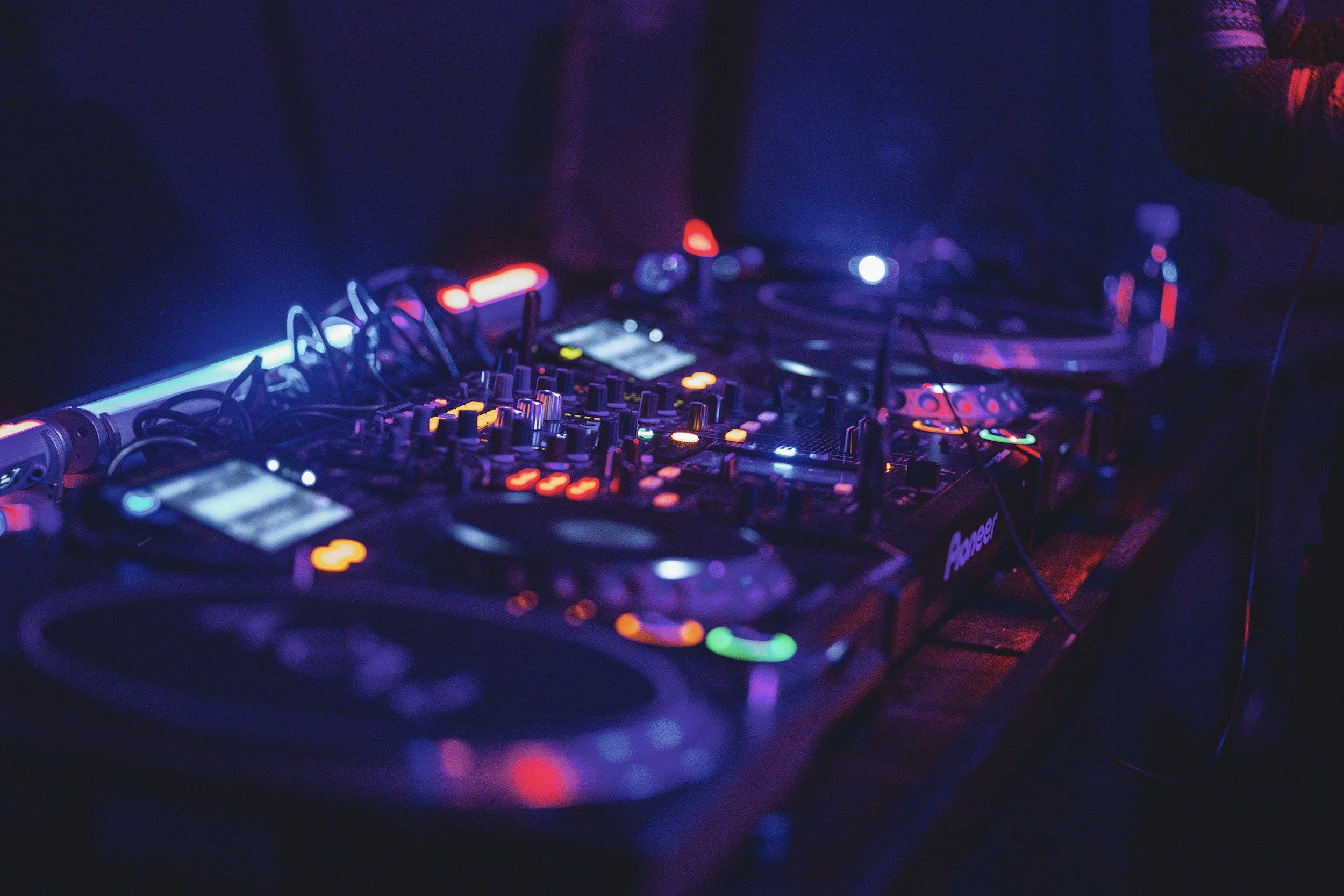 Glow DJ Party