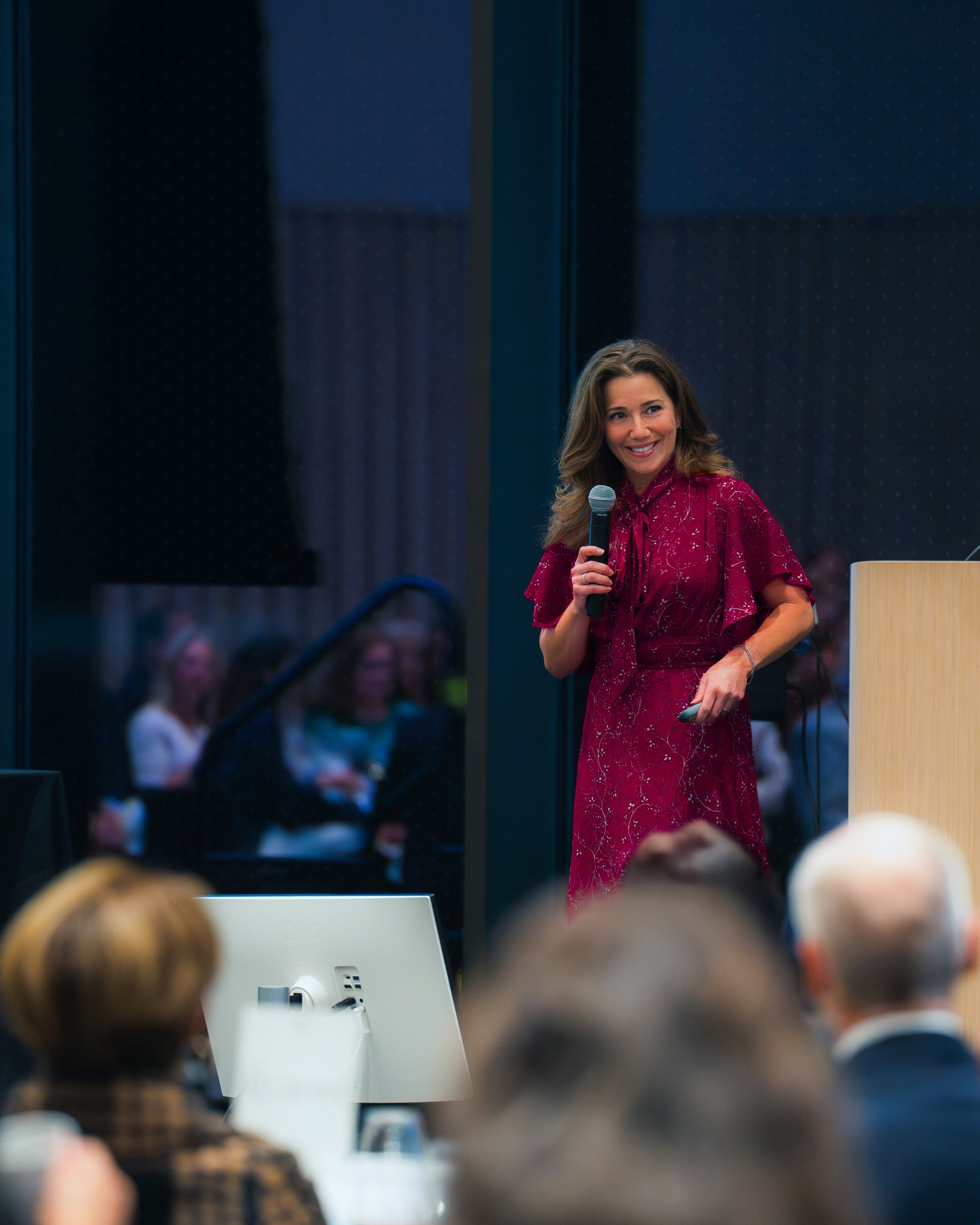 Image of Professor Betsy A. Miller delivering the keynote address to a crowd of 300 people at the annual Harvard Alumni Association leadership meeting