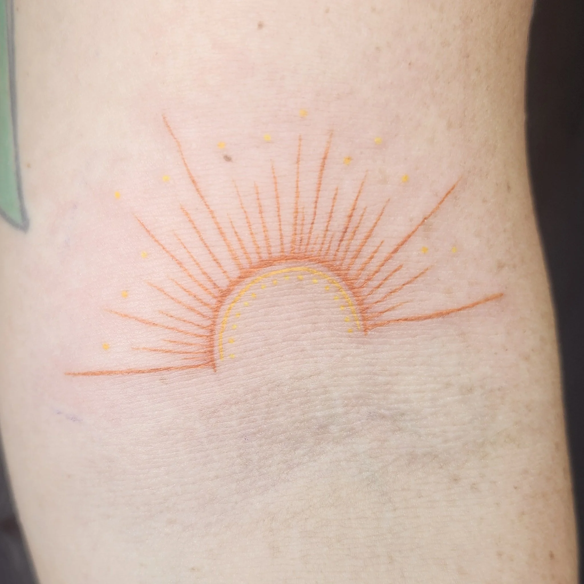 Had so much fun with this walk in. We did a few mock ups on the sunshine in different colours. Love how it turned out

 #yyctattoo #tattooartwork #colourtattoo #sunshine 
#woodcuttattoo