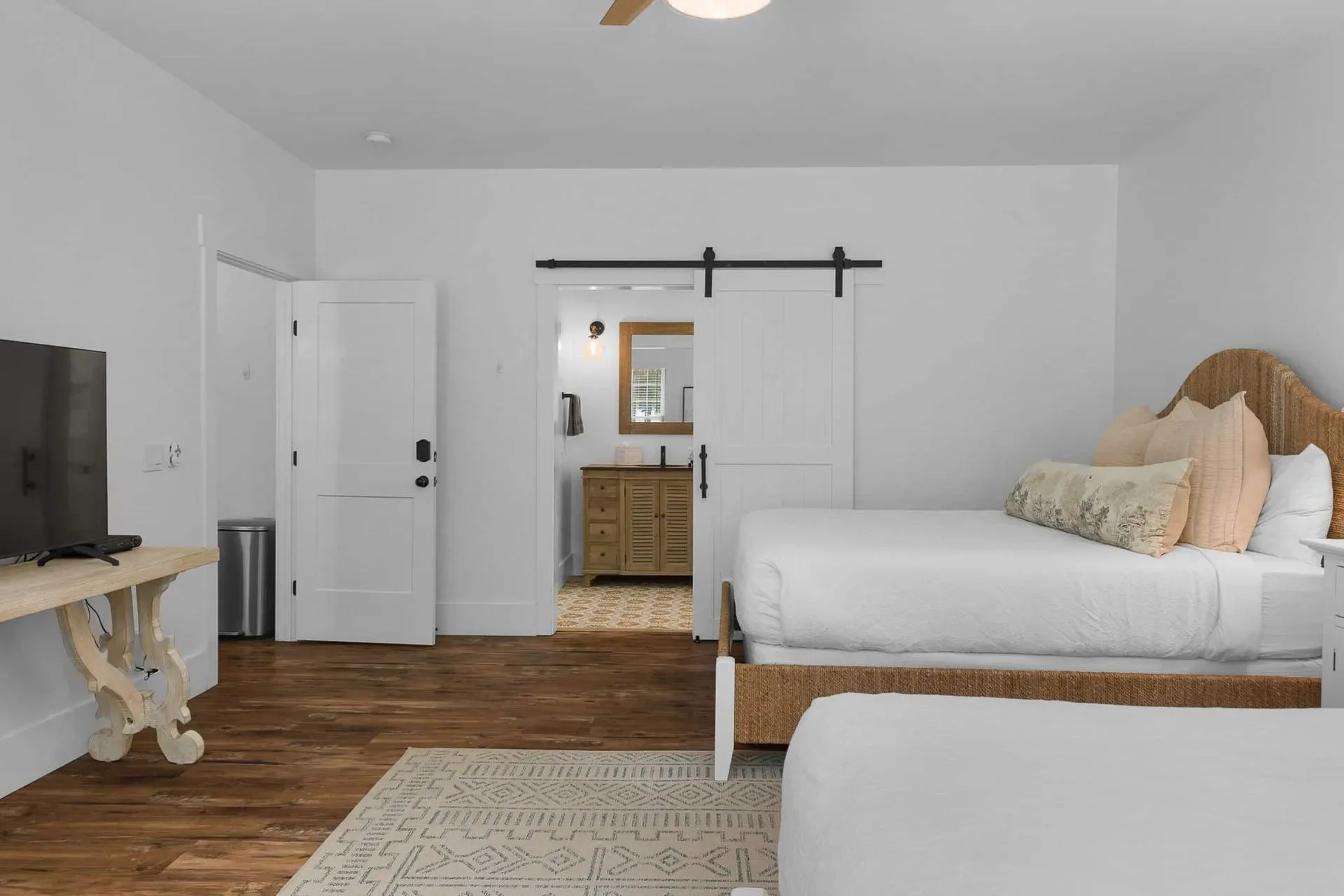 56-web-or-mls-94-Avenue-of-the-Oaks-Interiors-21-1920w.webp