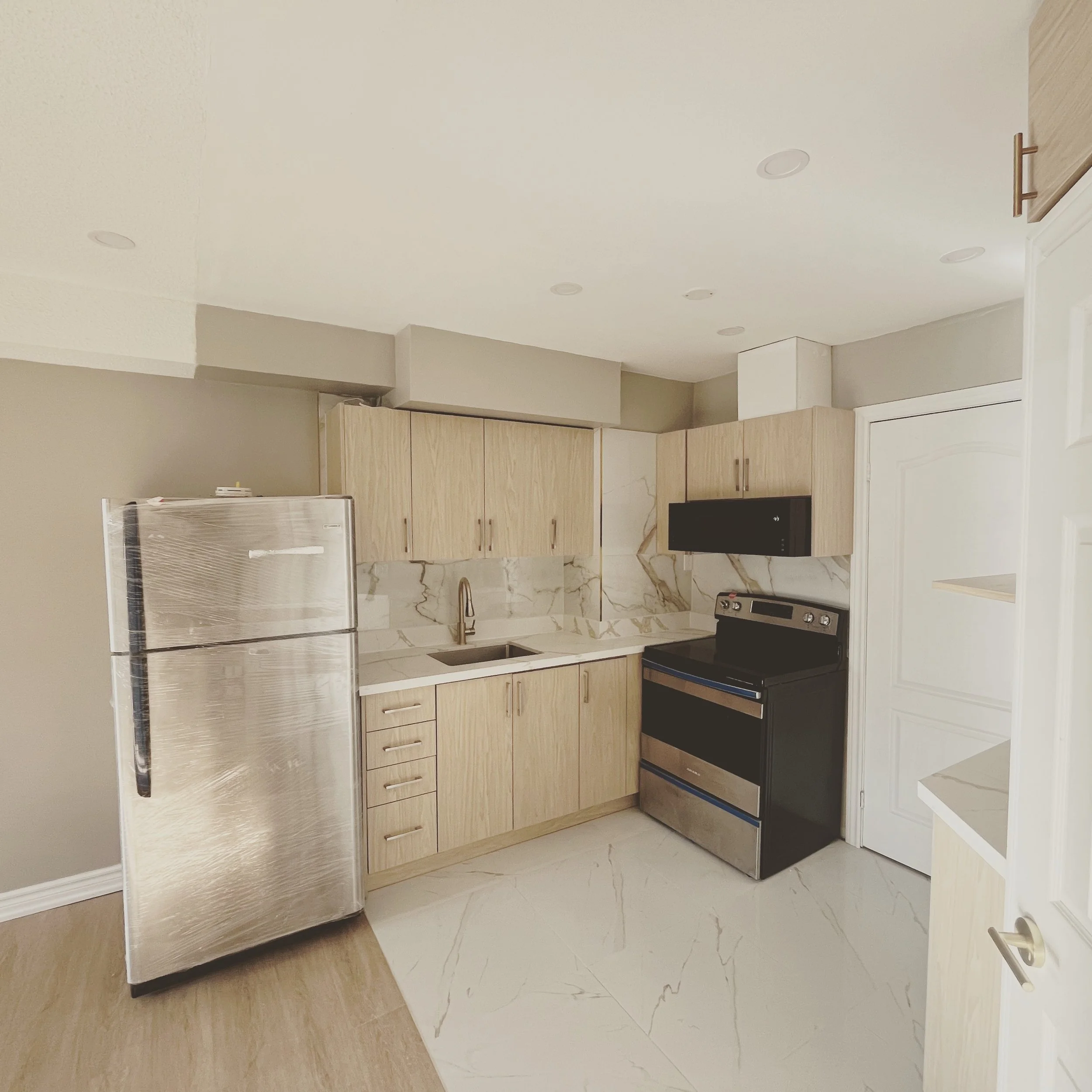 Another basement kitchen reno. client asked for matching floor and LFT backsplash. They loved the results!!

#KitchenRemodel
#KitchenRenovation
#KitchenDesign
#TileInstallation
#TileWork
#Backsplash
#CustomTile
#CeramicTile
#PorcelainTile
#HomeRenova