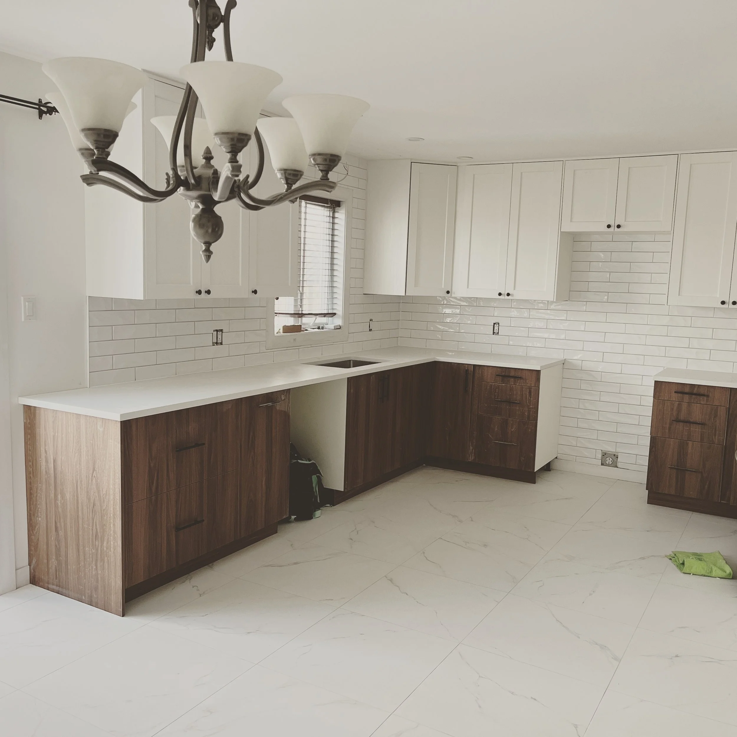 Full kitchen transformation completed ✔️
Custom floor+ backsplash, clean lines, and a finish built to last.
What would you rate this kitchen out of 10?
#KitchenRemodel
#KitchenRenovation
#KitchenDesign
#TileInstallation
#TileWork
#Backsplash
#CustomT
