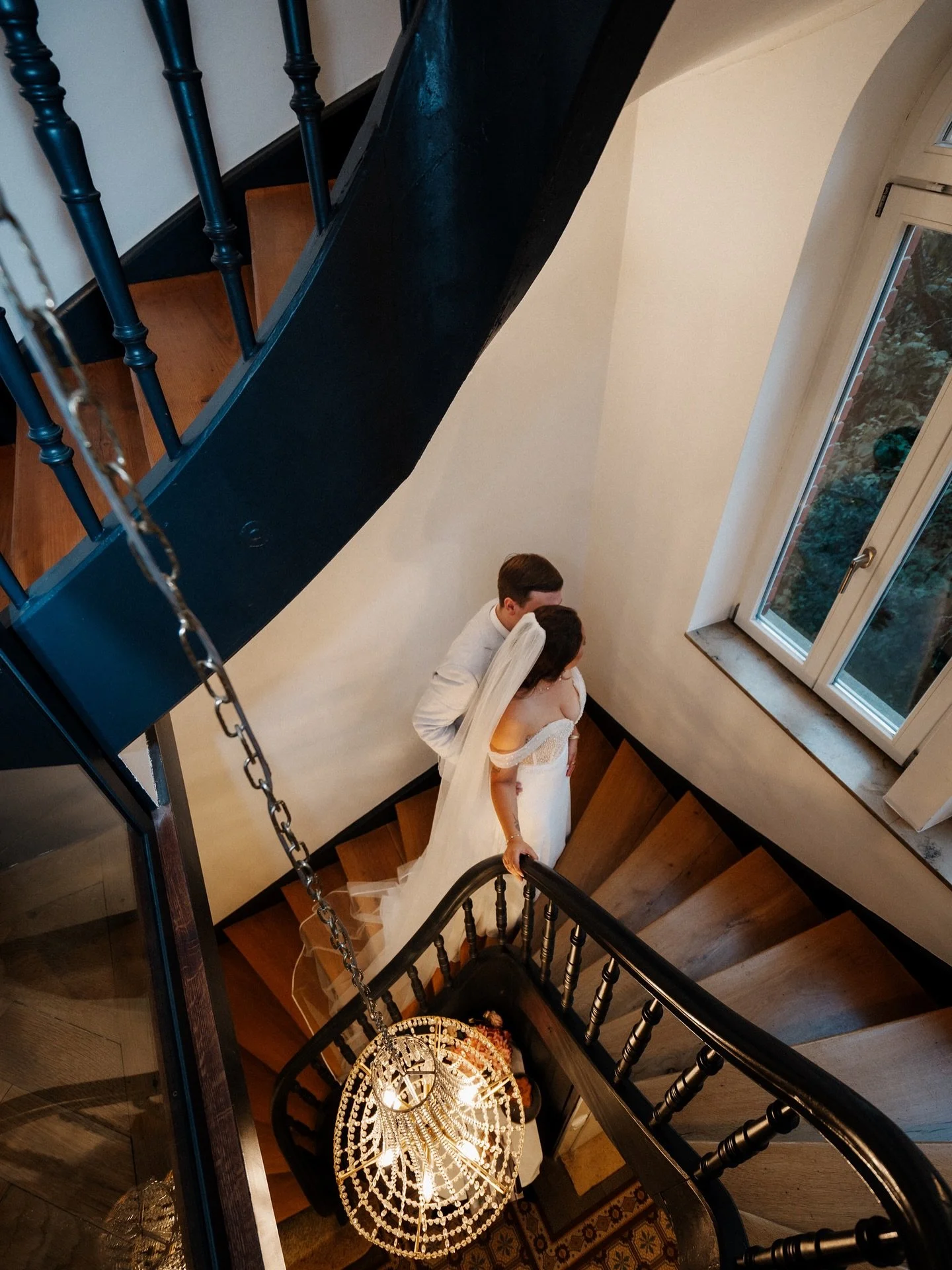 Manchmal reicht ein Blick, ein L&auml;cheln, eine Ber&uuml;hrung &ndash; und alles ist gesagt. Milena &amp; Dimitri, ihr habt mir gezeigt, wie wundersch&ouml;n echte Liebe aussieht. ✨

Make-up: @j.g.makeupartist 💄 flowers: @konzeptausliebe 💐 

Hash