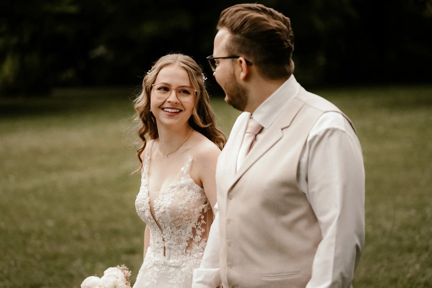 Wenig Aufregung, viel Liebe ❤️
Julia &amp; Patrick waren einfach komplett bei sich &ndash; locker, z&auml;rtlich, liebevoll.
Wir hatten richtig Zeit f&uuml;r alles, konnten den First Look genie&szlig;en und einfach gemeinsam in den Tag starten.
Ich g