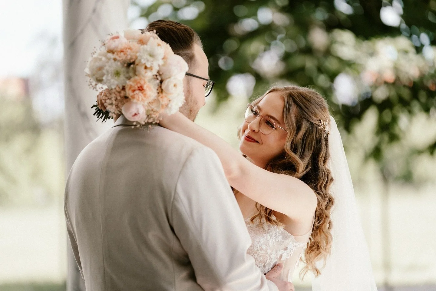 Julia &amp; Patrick &ndash; zwei Herzensmenschen 💛
Schon beim First Look im Stadtpark H&ouml;chst&auml;dt war klar: das wird besonders.
Tr&auml;nen, L&auml;cheln, G&auml;nsehaut &ndash; und das alles noch vor der Trauung.
Die beiden waren so liebevo