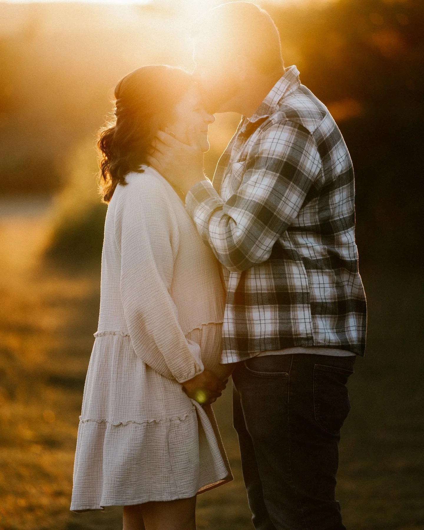 Lidia &amp; Marco &ndash; so herzlich, so locker, so echt ❤️
Kurz vor der Geburt nochmal raus in die Abendsonne 🌇
Marco hat sich anfangs noch ein bisschen schwer getan, aber nach ein paar Minuten war das vergessen.
Ich liebe solche ehrlichen Momente